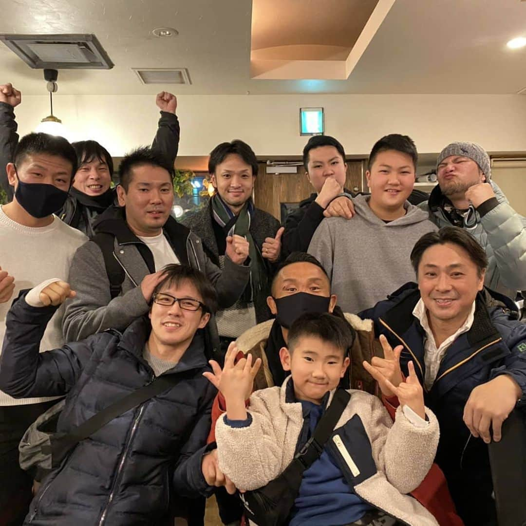 緑川創さんのインスタグラム写真 - (緑川創Instagram)「こないだはスポンサーの[買いクル]大堀社長、[㈱オーク]成松社長、お世話になっている田口さん西山さん、ご家族や皆様と１年お疲れ様会でした！！  西新宿／ピコレ 成松さんがやられてるお店のイタリアンを貸し切りに！！ 雰囲気も味も美味しい！！ 特別料理のオマール海老鍋がヤバすぎた😆  いつも皆様ありがとうございます✨ この時はまだお酒飲んでなかったな…w  他の日にも個別で食事連れてってもらったりプレゼント頂いたりとありがとうございました😊 色んな事に本当にありがとうございます。 あっ、大堀さん年明け楽しみにしております！！笑 でも大堀社長も誕生日だw」12月30日 13時50分 - tsukuru5102