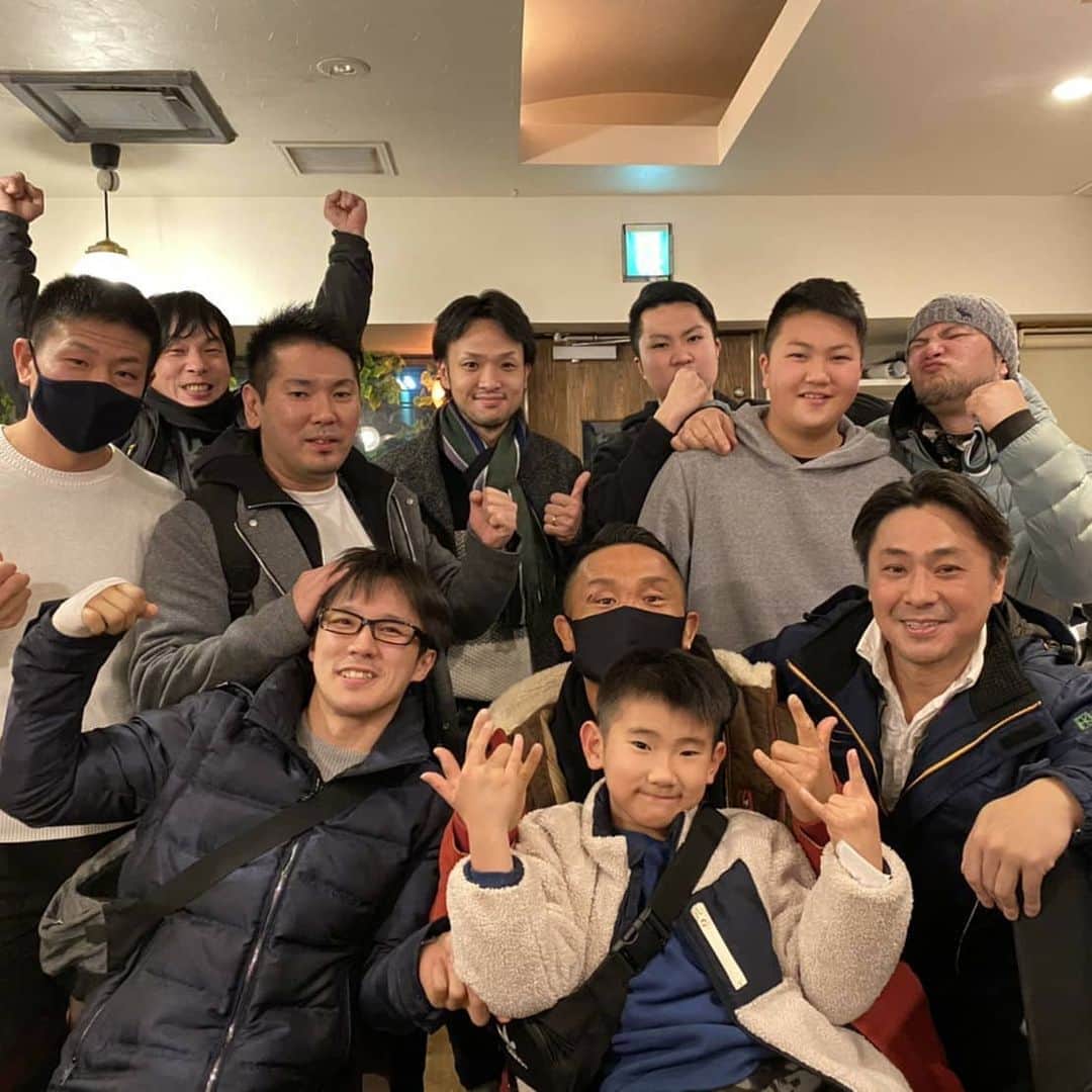 のインスタグラム：「こないだはスポンサーの[買いクル]大堀社長、[㈱オーク]成松社長、お世話になっている田口さん西山さん、ご家族や皆様と１年お疲れ様会でした！！  西新宿／ピコレ 成松さんがやられてるお店のイタリアンを貸し切りに！！ 雰囲気も味も美味しい！！ 特別料理のオマール海老鍋がヤバすぎた😆  いつも皆様ありがとうございます✨ この時はまだお酒飲んでなかったな…w  他の日にも個別で食事連れてってもらったりプレゼント頂いたりとありがとうございました😊 色んな事に本当にありがとうございます。 あっ、大堀さん年明け楽しみにしております！！笑 でも大堀社長も誕生日だw」