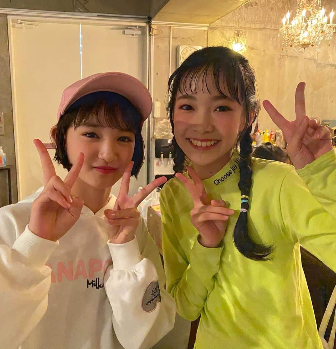 ニコ☆プチのインスタグラム：「. 仲良し新モ👭 リナ&ヒナタのダブルピース✌️🤍 . #椛島ひなた #川口莉奈 #ニコプチ .」