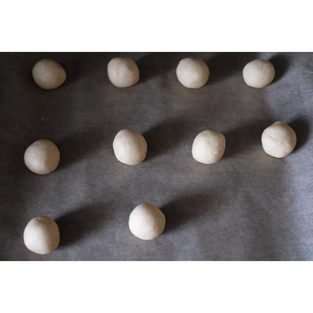 はなさんのインスタグラム写真 - (はなInstagram)「天然生活web「はなのお菓子」にてカシューナッツを使った「スノークッキー」のレシピをご紹介！カシューナッツって、骨や肌や髪の毛の栄養にもなるキング・オブ・ナッツなのです(๑˃̵ᴗ˂̵)作り方はとっても簡単！大小、二つのサイズを作ったのでなんちゃって鏡餅にもなるかも✌︎('ω')✌︎お正月休み、ぜひ作ってみてくださいね♪ プロフィールのURLからどうぞ！ #はなのお菓子 #天然生活web」12月30日 13時53分 - hanalovestaco