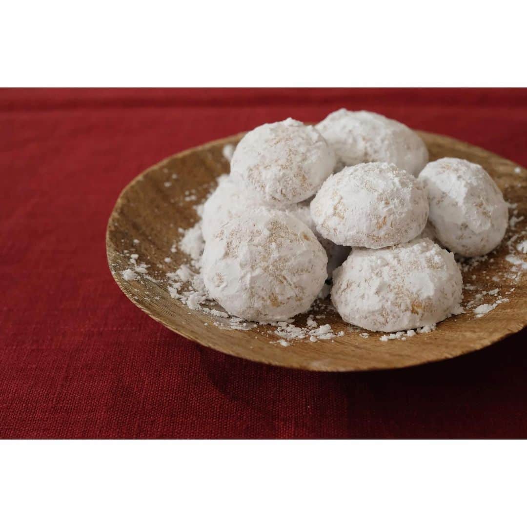 はなさんのインスタグラム写真 - (はなInstagram)「天然生活web「はなのお菓子」にてカシューナッツを使った「スノークッキー」のレシピをご紹介！カシューナッツって、骨や肌や髪の毛の栄養にもなるキング・オブ・ナッツなのです(๑˃̵ᴗ˂̵)作り方はとっても簡単！大小、二つのサイズを作ったのでなんちゃって鏡餅にもなるかも✌︎('ω')✌︎お正月休み、ぜひ作ってみてくださいね♪ プロフィールのURLからどうぞ！ #はなのお菓子 #天然生活web」12月30日 13時53分 - hanalovestaco