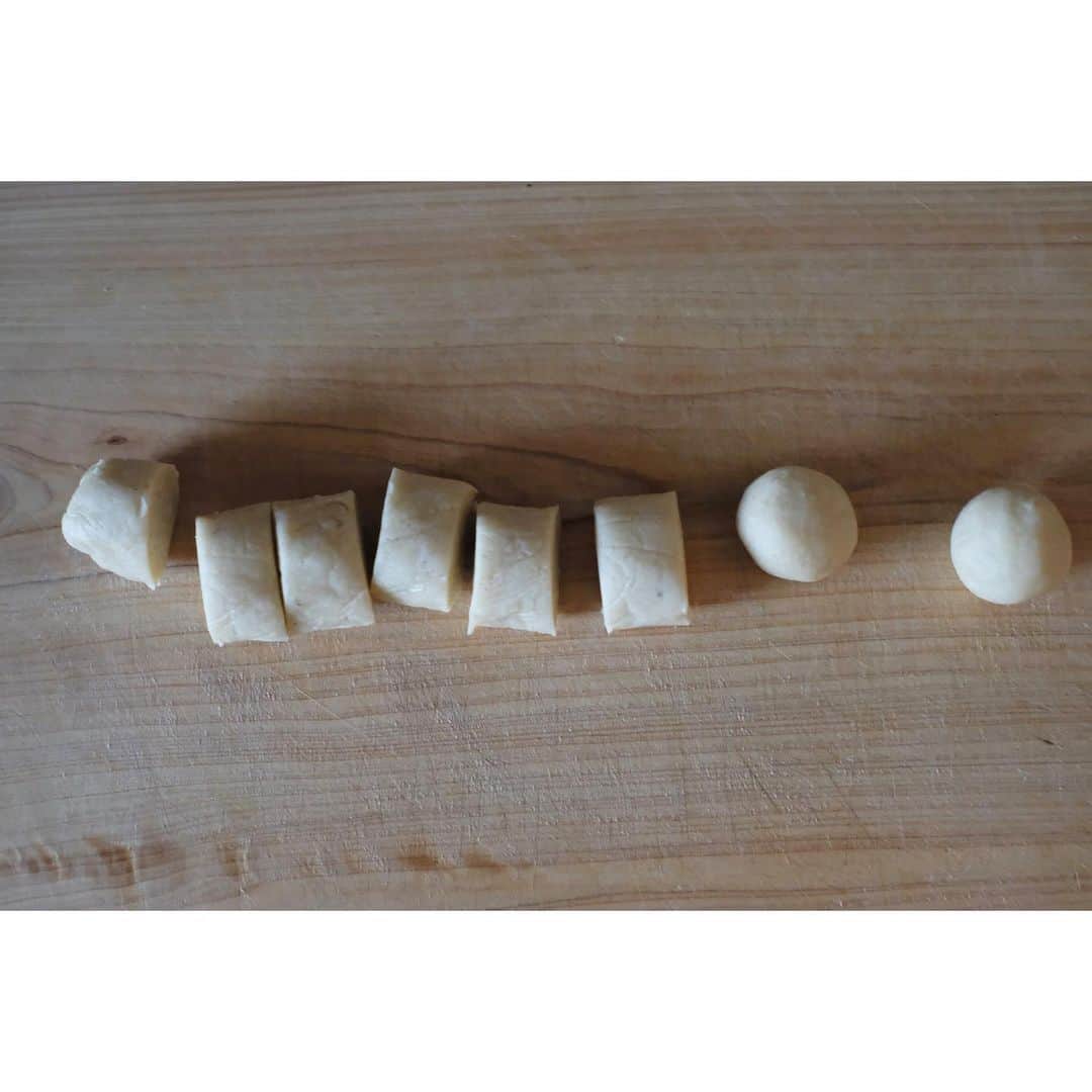 はなさんのインスタグラム写真 - (はなInstagram)「天然生活web「はなのお菓子」にてカシューナッツを使った「スノークッキー」のレシピをご紹介！カシューナッツって、骨や肌や髪の毛の栄養にもなるキング・オブ・ナッツなのです(๑˃̵ᴗ˂̵)作り方はとっても簡単！大小、二つのサイズを作ったのでなんちゃって鏡餅にもなるかも✌︎('ω')✌︎お正月休み、ぜひ作ってみてくださいね♪ プロフィールのURLからどうぞ！ #はなのお菓子 #天然生活web」12月30日 13時53分 - hanalovestaco