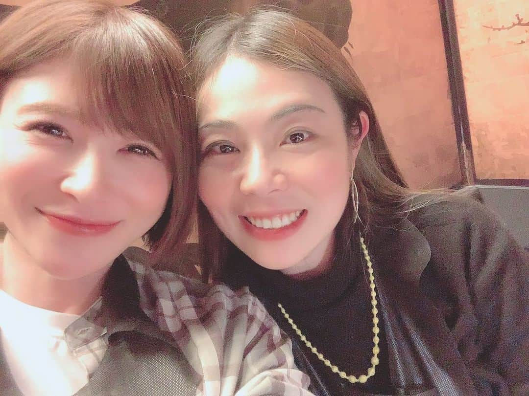 手島優さんのインスタグラム写真 - (手島優Instagram)「・ 先日〜ヨーコちゃんのお誕生日のお祝いしたよ🎂  やっとこさ会えた！！ 今年もサプライズ大成功〜〜✌️😁✌️  こうして笑い合って過ごせる日がなんて素敵な事なのだろうとしみじみ感じました✨  #ヨーコちゃん　#お誕生日おめでとう　#しっぽり　#お祝い」12月30日 13時53分 - tejimayuu0827