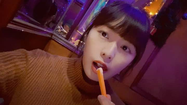 Dewi Chienのインスタグラム：「紀念好久沒在聖誕節出來湊熱鬧的我😋 #2020.12.25 #從頭吃到尾 #裂蛋糕壓軸 #賴先生傻眼」