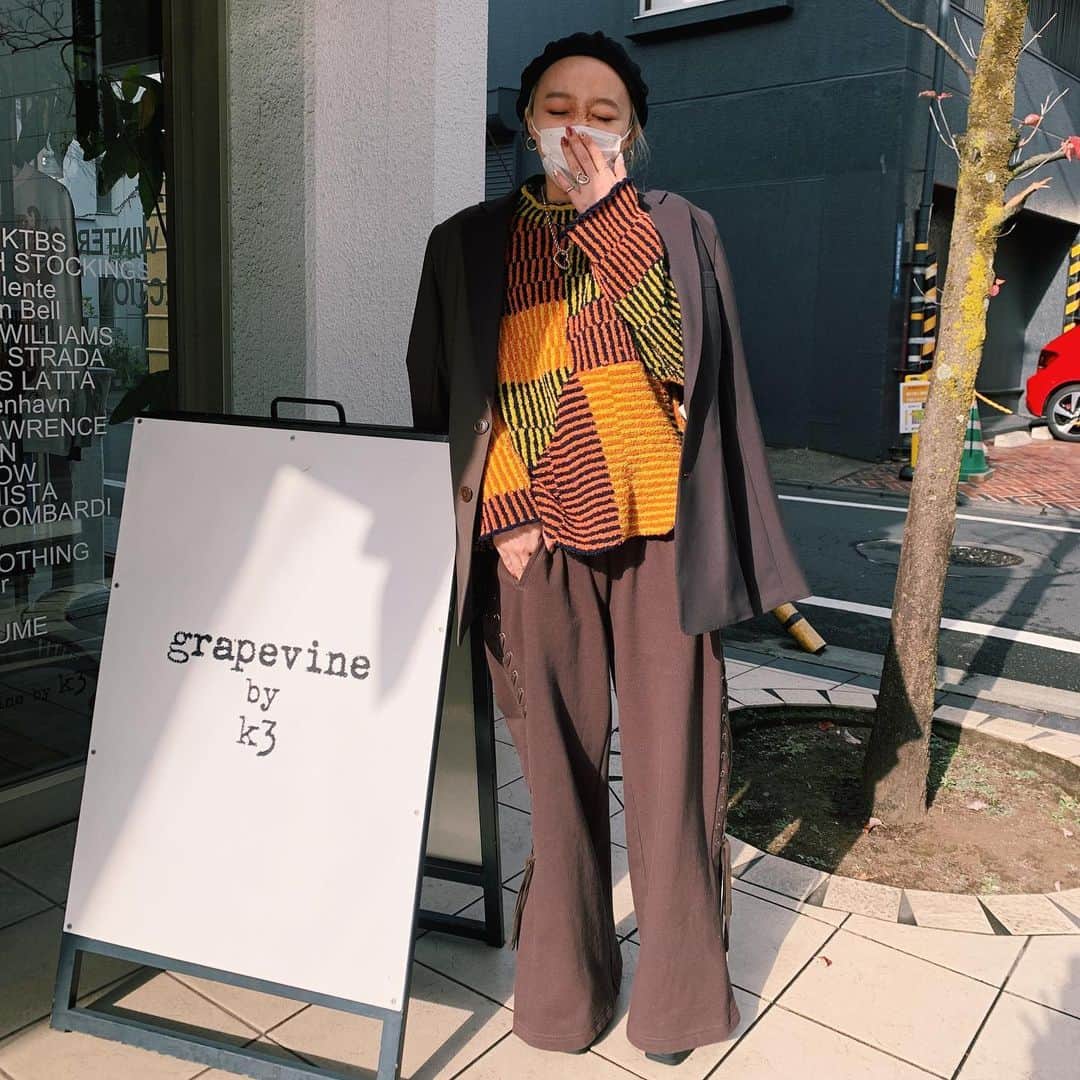 フジエリサコのインスタグラム：「🥱〜本日grapevine by k3最終日〜 ジャケットもニットもパンツもブーツもSALEで買えるよ〜 このパンツ(2枚目の方が見やすいです)はものすごい勢いで売れてるのでお早めに。🐇🐇💨  🐢🐢🐢 @grapevinebyk3 の年内営業は12/30で最後です。 @k3_shibuya_parco が明日でラストです。 そのあとはk3 ONLINE STOREでお買い物できるよ。 2020年の買い納めは、ぜひk3で🤍 #gvgv #eckhauslatta #grapevinebyk3」