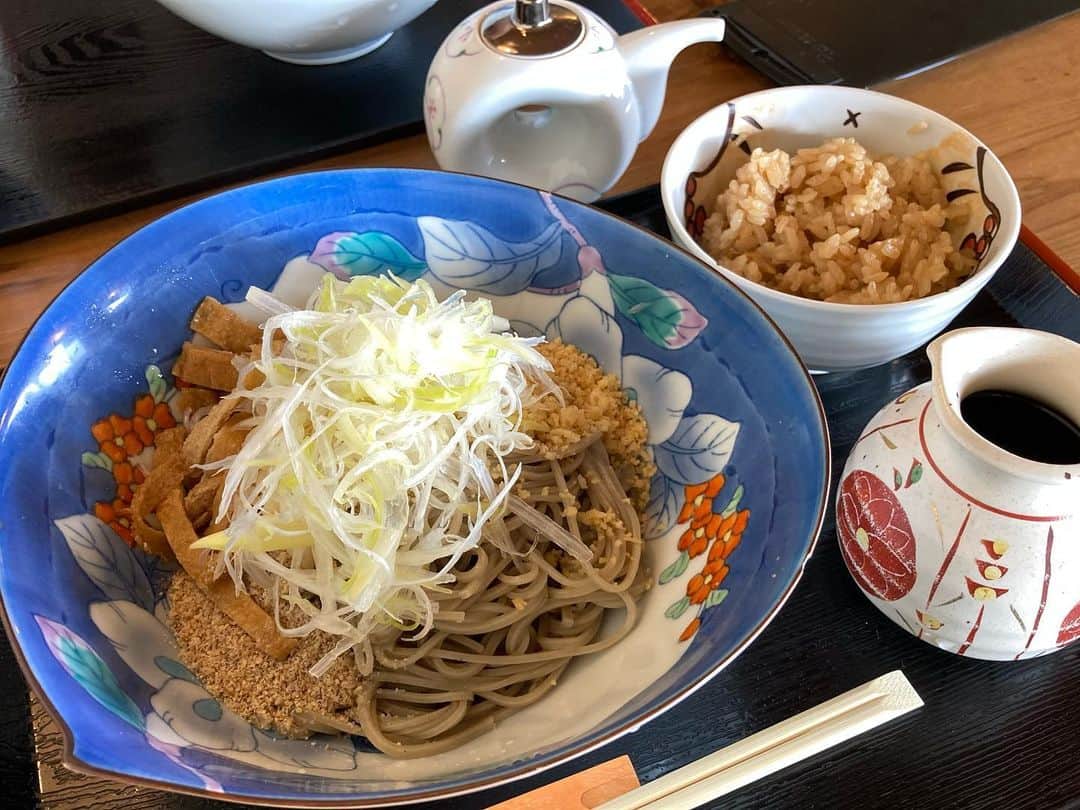 田中幸恵のインスタグラム：「___ . @a__ya__na__824  に 最近食べ物ネタなくて寂しいと言ってもらったので、あげちゃう笑。  琵琶湖のそばにあるお蕎麦屋さん  白ひげそばの 白ひげスペシャル  辣油をかけるスタイルで 感動的な美味しさ🤤  お蕎麦に辣油？って初めは戸惑ったけど、あまりの美味しさにリピートしまくり♡  佐々木さん、行ってみてね♡  #白ひげそば  #白ひげスペシャル　#白髭神社  #琵琶湖　#お蕎麦」