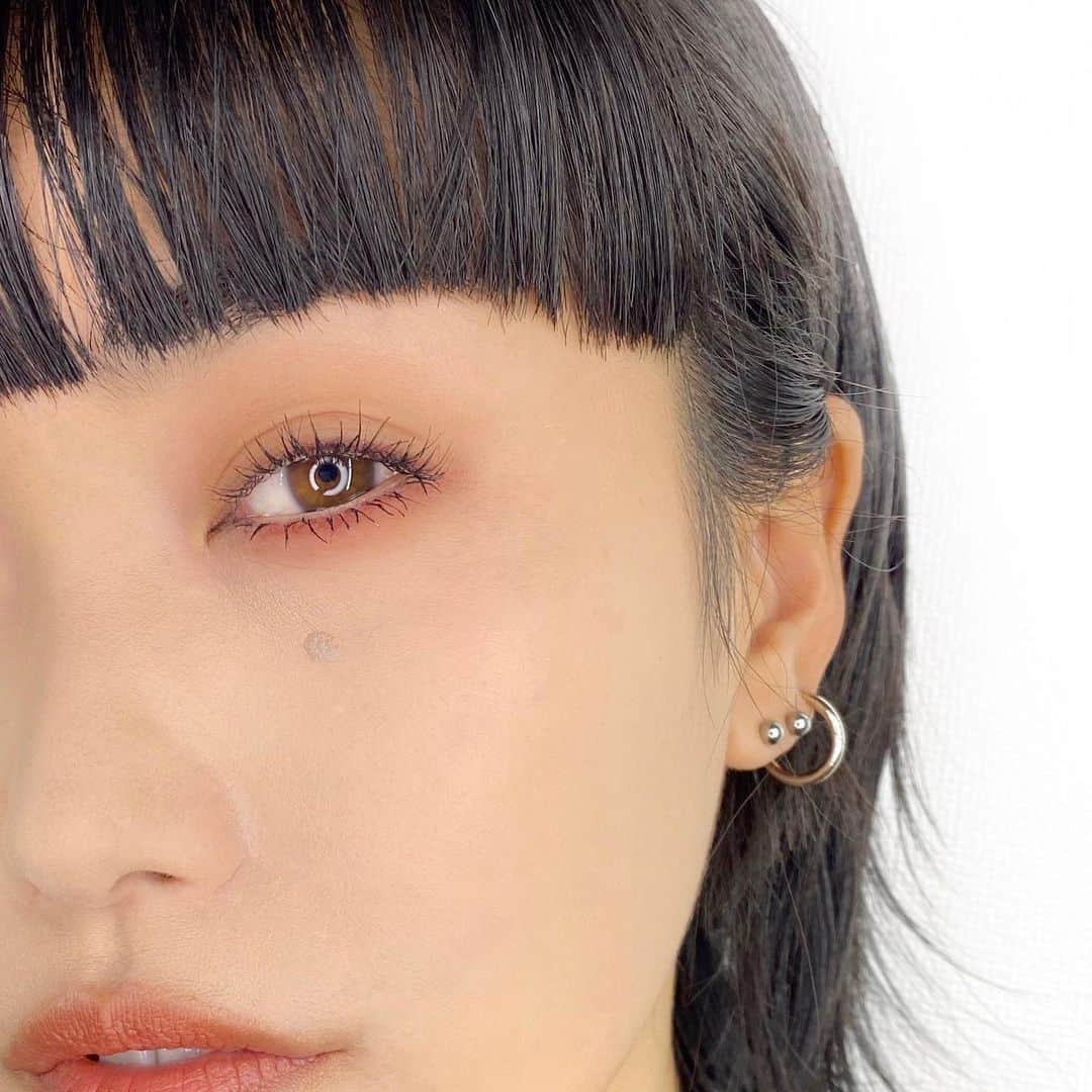 M∙A∙C Cosmetics Japanのインスタグラム：「ベルベットのような、なめらかで軽いつけ心地のパウダー キスシリーズでトレンドのテラコッタメイク✨使用製品は2枚目をチェック👉 ㅤ ＜使用製品＞ ＊EYES ☑パウダー キス アイシャドウ / マイ トゥイーディー、デボーテッド トゥ チリ ＊LIPS ☑パウダー キス リキッド リップカラー / マラケシュ ミア ㅤ ＜全国のM･A･Cカウンター限定＞ 12/26(土)～、対象製品*をご購入で、 ミスト化粧水、クレンジングオイル、ストロボクリームの中からお好きなアイテムのデラックスサンプルをプレゼント🎁なくなり次第終了なので、お早めに✨ *対象製品 ・パウダー キス アイシャドウ（既存色含む） ・ダズル シャドウ ・ダズル シャドウ リキッド ・パウダー キス リキッド リップカラー(新色) ・パウダー キス リップスティック(新色) ㅤ #MACPowderkiss #MACパウダーキス」