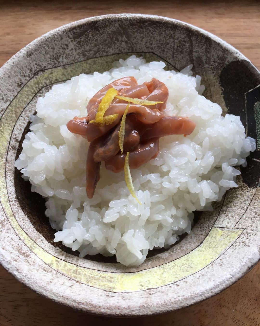 小橋めぐみのインスタグラム：「炊き立てご飯に、イカの塩辛。 柚子、パラパラ。 お酒のつまみにも美味しいけど ご飯のおかずにも合うね。 年末って忙しないね。 #正月用の柚子拝借」