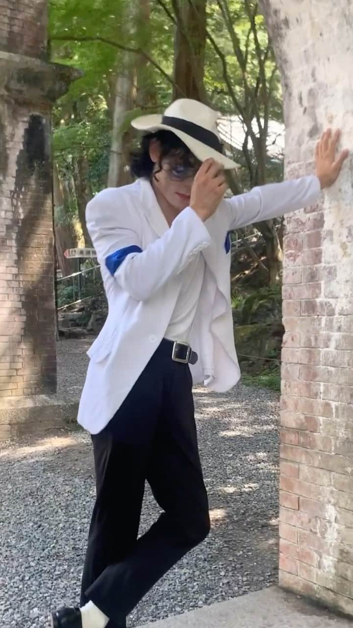 michaeljackton.officialのインスタグラム：「I am Michael Jackton . #michaeljackton #moonwalker #kingofpop #neverland #smoothcriminal #green #michaeljackson」