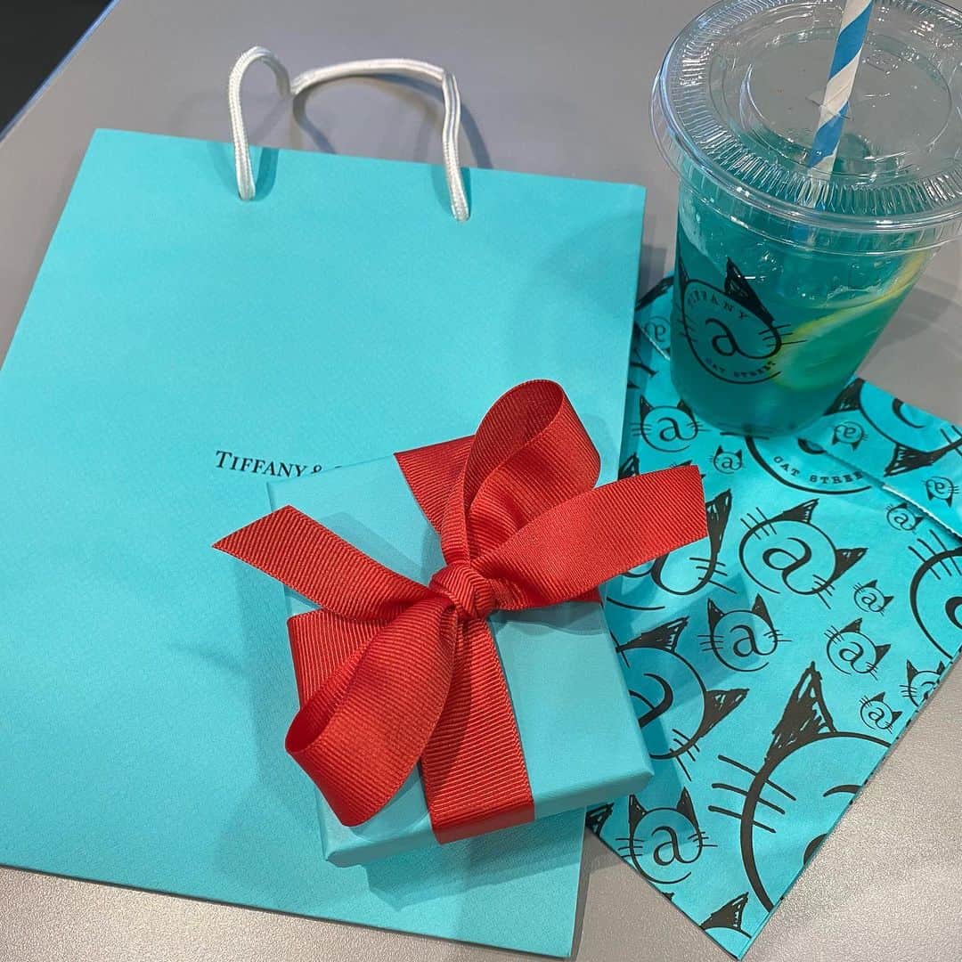 日達舞のインスタグラム：「. #クリスマスプレゼント #Tiffany#ティファニーカフェ #🎁 #☺️」