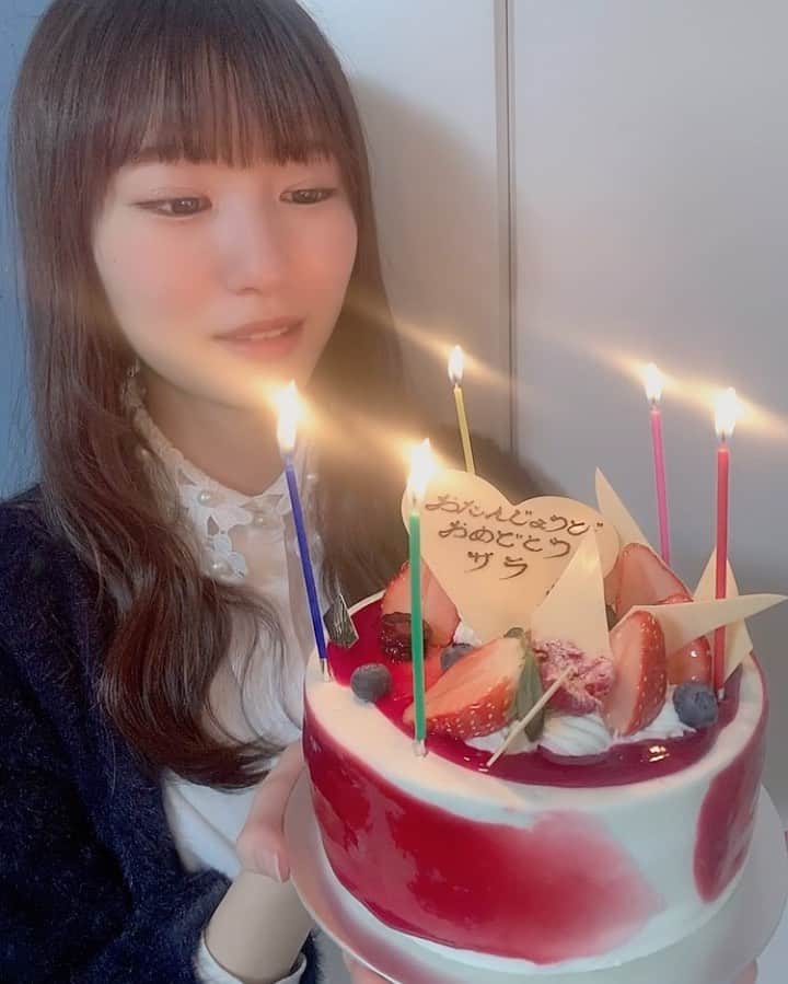 小林紗良のインスタグラム：「お誕生日ケーキ﻿ ろうそく消す瞬間🕯❤︎﻿ ﻿ 12月はクリスマスと誕生日で﻿ いっぱいケーキ食べれて幸せ〜💐」