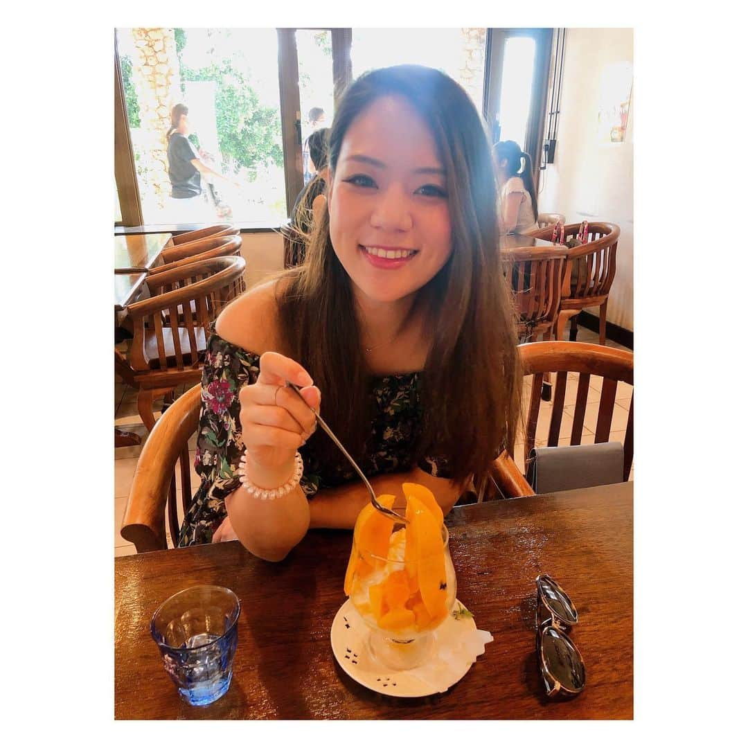 高田汐美のインスタグラム：「今年も色々あったけど、みんな美味しいものいっぱい食べられた🐷？ #2020 #思い出シリーズ  美味しすぎた　#マンゴーパフェ　#宮古島　#楽園の果樹　 #しおみんとマンゴーパフェなうに使っていいよ  三枚目は　@iraph_sui   あゆみ　@ayunpi0128  との宮古島デート編❤︎」