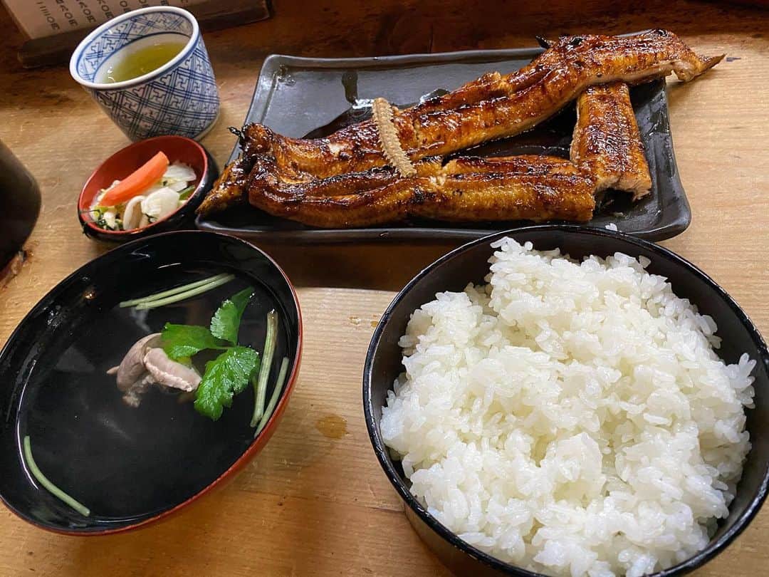 片山真人さんのインスタグラム写真 - (片山真人Instagram)「今年最初で最後の石橋うなぎ店に行ってきました。 うなぎのメニューは「一本焼のうなぎ定食（税込4800円）」のみ、という静岡市の名店です。 うなぎは1匹1匹厨房で料理人が捌き、焼き上げていてふっくらとした舌触り。甘いタレは多めなので、自分で鰻重にしてしまうのも良しです。  去年、野球教室の際には埼玉西武ライオンズの十亀剣投手や鈴木将平選手も訪れていましたね。   #かたログ #うなぎ #うな重 #静岡 #静岡市 #名店 #石橋うなぎ店 #seibulions #埼玉西武ライオンズ」12月30日 14時17分 - katayamasato