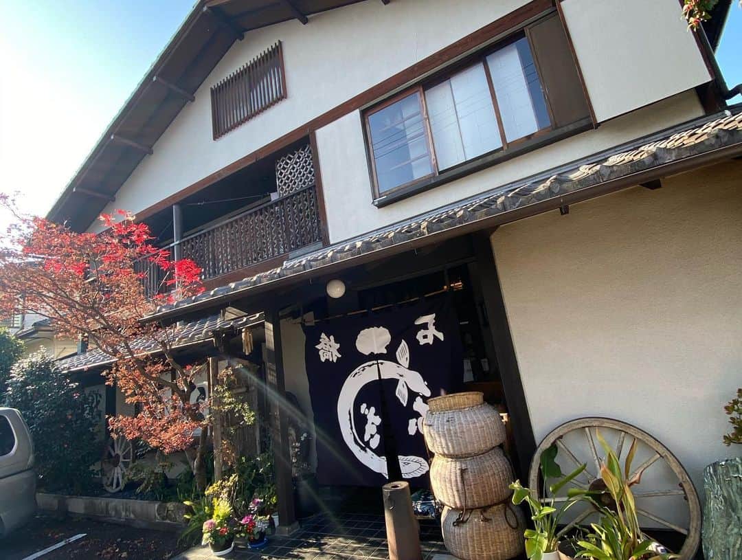 片山真人さんのインスタグラム写真 - (片山真人Instagram)「今年最初で最後の石橋うなぎ店に行ってきました。 うなぎのメニューは「一本焼のうなぎ定食（税込4800円）」のみ、という静岡市の名店です。 うなぎは1匹1匹厨房で料理人が捌き、焼き上げていてふっくらとした舌触り。甘いタレは多めなので、自分で鰻重にしてしまうのも良しです。  去年、野球教室の際には埼玉西武ライオンズの十亀剣投手や鈴木将平選手も訪れていましたね。   #かたログ #うなぎ #うな重 #静岡 #静岡市 #名店 #石橋うなぎ店 #seibulions #埼玉西武ライオンズ」12月30日 14時17分 - katayamasato