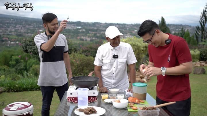 Zaskia Sungkarのインスタグラム：「HAHAHAHA Eps “Papa masak” kali ini beneran sama papa 🐛 🤣 agak horror ya 🤣 ngakak , cek link di bio 🤗 @sungkarsfamily atau langsung visit Youtube The Sungkars Family yukk」