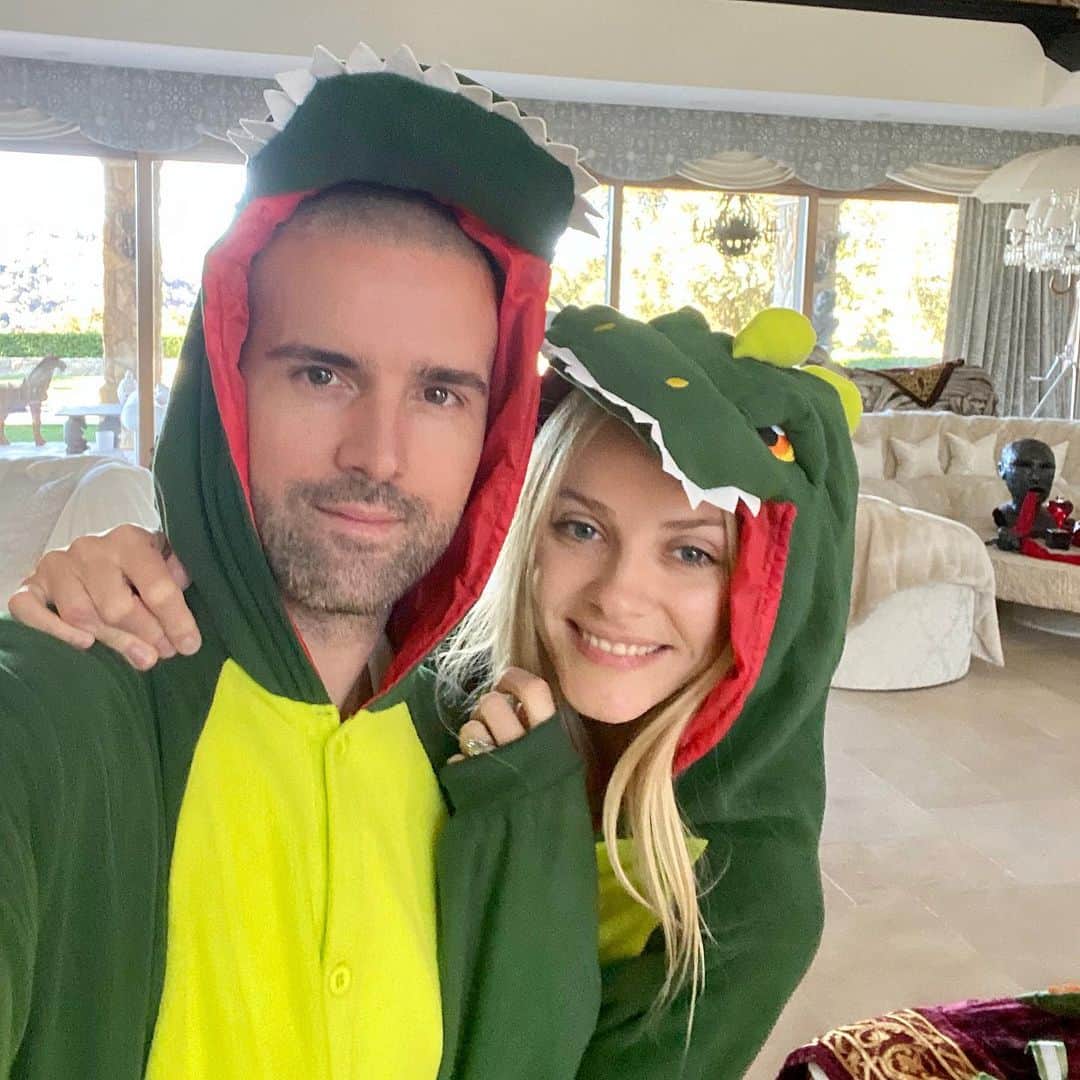 ギンタ・ラピーナさんのインスタグラム写真 - (ギンタ・ラピーナInstagram)「I wasn’t able to go to Latvia this year, and so many were missed, but I’m so grateful to have a Merry Merry Christmas with my family here in LA. I hope you had a magical & joyful Christmas.  P.S Thank you Santa 🎅🏻 for my surprise stocking & the best Christmas morning! 💫♥️」12月30日 14時24分 - gintalapina