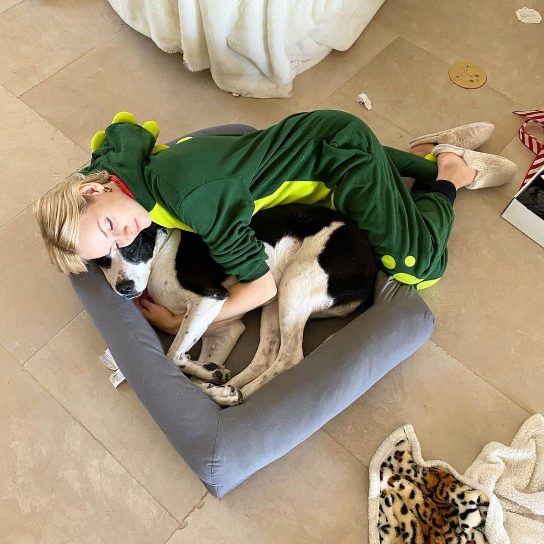 ギンタ・ラピーナさんのインスタグラム写真 - (ギンタ・ラピーナInstagram)「I wasn’t able to go to Latvia this year, and so many were missed, but I’m so grateful to have a Merry Merry Christmas with my family here in LA. I hope you had a magical & joyful Christmas.  P.S Thank you Santa 🎅🏻 for my surprise stocking & the best Christmas morning! 💫♥️」12月30日 14時24分 - gintalapina