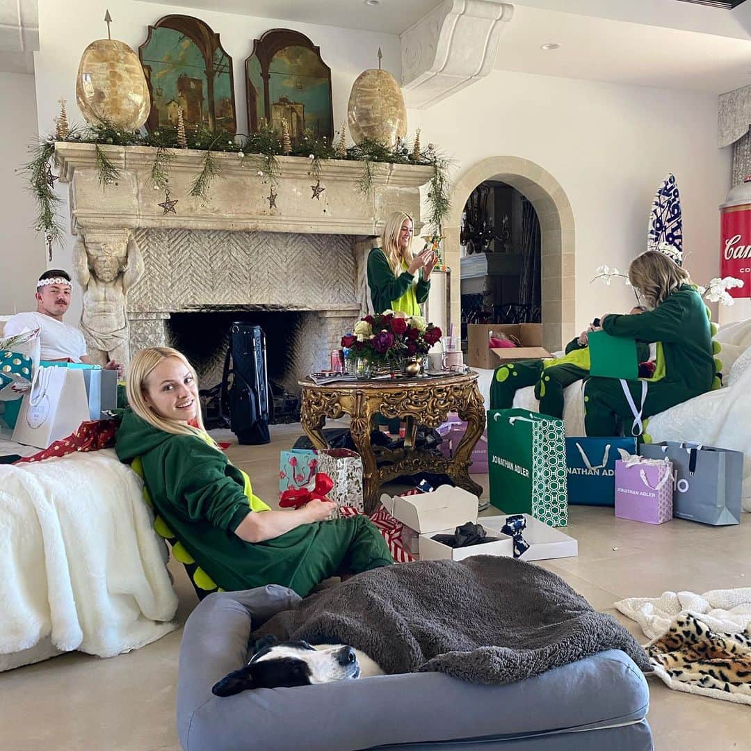 ギンタ・ラピーナさんのインスタグラム写真 - (ギンタ・ラピーナInstagram)「I wasn’t able to go to Latvia this year, and so many were missed, but I’m so grateful to have a Merry Merry Christmas with my family here in LA. I hope you had a magical & joyful Christmas.  P.S Thank you Santa 🎅🏻 for my surprise stocking & the best Christmas morning! 💫♥️」12月30日 14時24分 - gintalapina