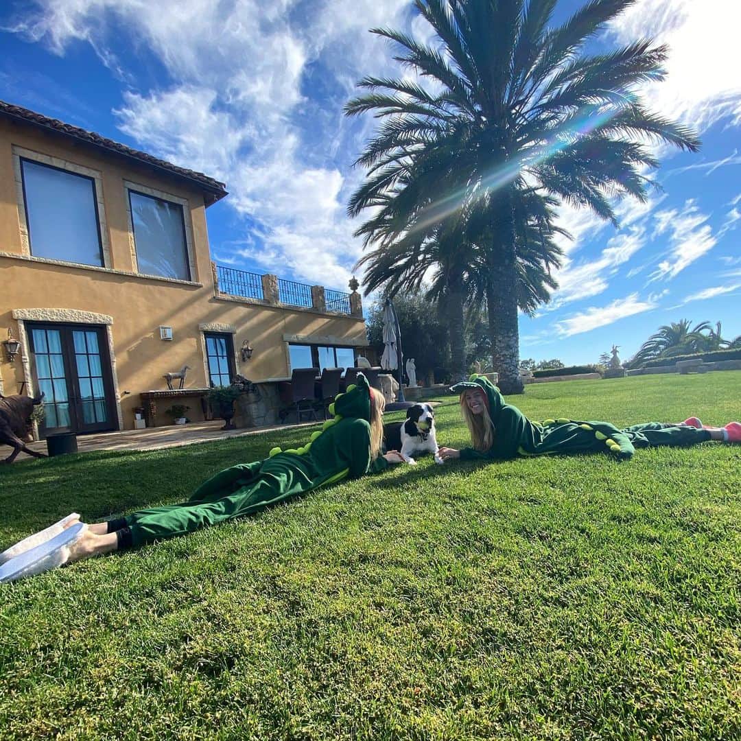 ギンタ・ラピーナさんのインスタグラム写真 - (ギンタ・ラピーナInstagram)「I wasn’t able to go to Latvia this year, and so many were missed, but I’m so grateful to have a Merry Merry Christmas with my family here in LA. I hope you had a magical & joyful Christmas.  P.S Thank you Santa 🎅🏻 for my surprise stocking & the best Christmas morning! 💫♥️」12月30日 14時24分 - gintalapina