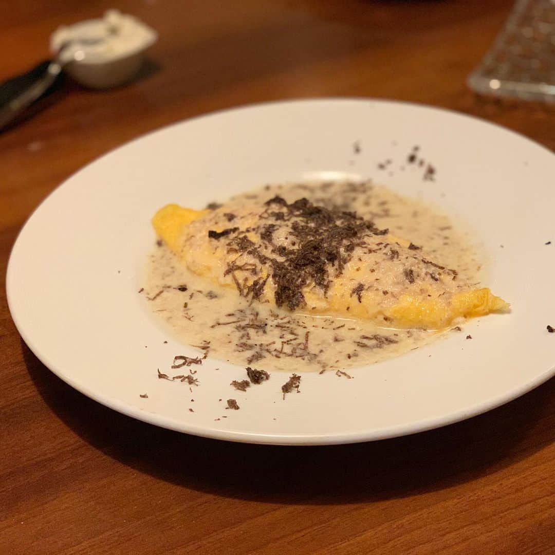 奥山夏織さんのインスタグラム写真 - (奥山夏織Instagram)「しっぽり忘年会で行った#ARBOL ✨神楽坂にあるお店で一見一軒家なんですが、中はちゃんとレストランになっているお店💓 ※YouTubeにあげたので、気になる方は見てほしいです♪ ・ あと高そうな雰囲気ですが、意外とリーズナブルでしたよ❣️お肉も骨からスルッと取れるくらい柔らかくて美味しかったです😍 名物のチキンライス(2枚目の動画)も初めて見るチキンライスでしたが、スパイスも効いてて美味しかったです💓 ・ ここはまた行きたいと思えるお店でした♪ 成美ちゃんとさおりーぬとさおりーぬの双子の片割れと✨成美ちゃんからくまちゃんの人形プレゼントをいただきました🎁ありがとーー😊 ・・・ #神楽坂ディナー #神楽坂 #神楽坂グルメ #神楽坂ご飯 #忘年会 #少人数」12月30日 14時35分 - okuyama_kaori