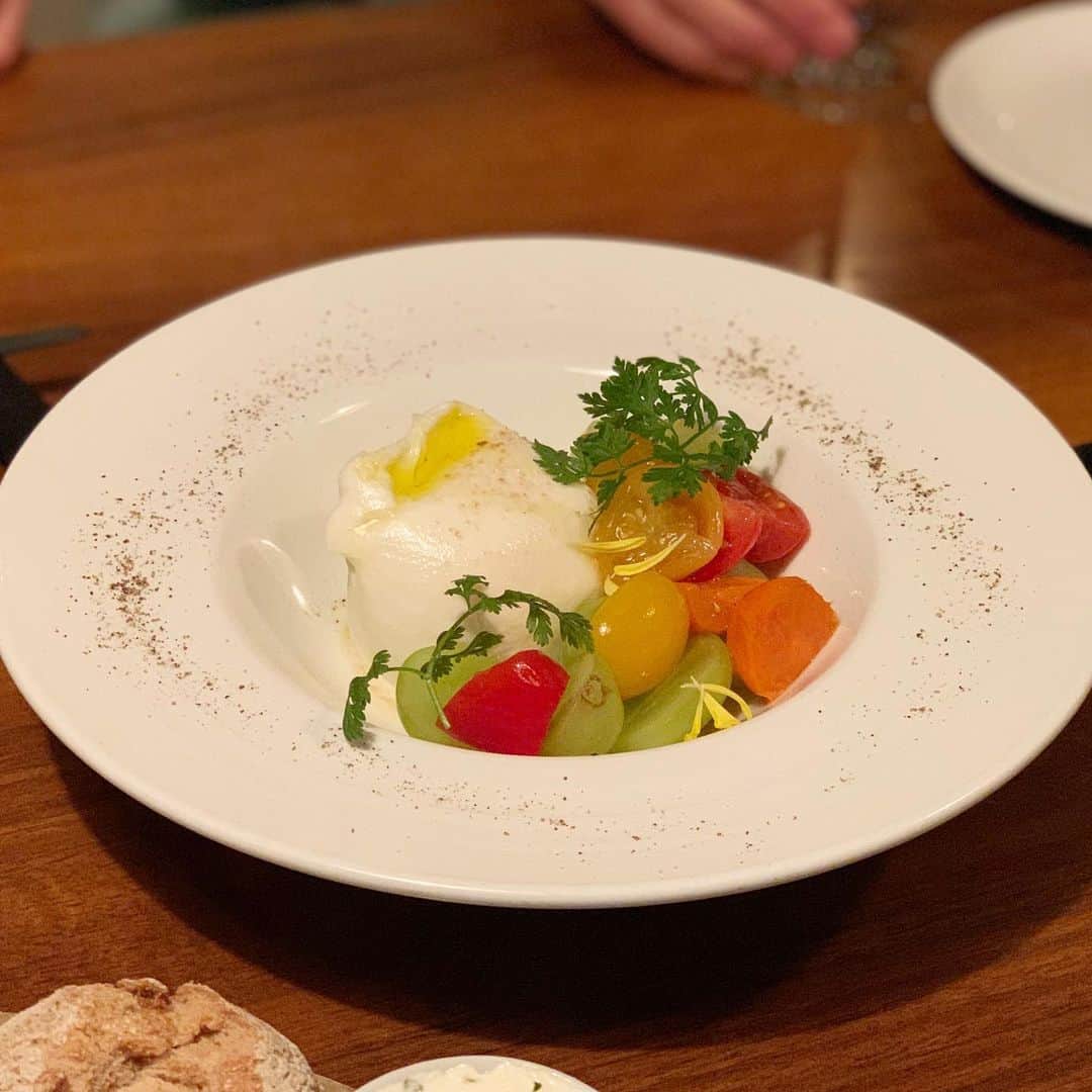奥山夏織さんのインスタグラム写真 - (奥山夏織Instagram)「しっぽり忘年会で行った#ARBOL ✨神楽坂にあるお店で一見一軒家なんですが、中はちゃんとレストランになっているお店💓 ※YouTubeにあげたので、気になる方は見てほしいです♪ ・ あと高そうな雰囲気ですが、意外とリーズナブルでしたよ❣️お肉も骨からスルッと取れるくらい柔らかくて美味しかったです😍 名物のチキンライス(2枚目の動画)も初めて見るチキンライスでしたが、スパイスも効いてて美味しかったです💓 ・ ここはまた行きたいと思えるお店でした♪ 成美ちゃんとさおりーぬとさおりーぬの双子の片割れと✨成美ちゃんからくまちゃんの人形プレゼントをいただきました🎁ありがとーー😊 ・・・ #神楽坂ディナー #神楽坂 #神楽坂グルメ #神楽坂ご飯 #忘年会 #少人数」12月30日 14時35分 - okuyama_kaori