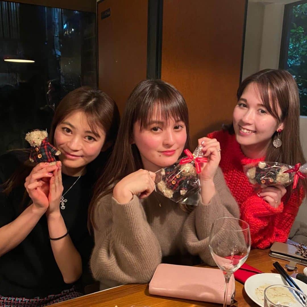 奥山夏織さんのインスタグラム写真 - (奥山夏織Instagram)「しっぽり忘年会で行った#ARBOL ✨神楽坂にあるお店で一見一軒家なんですが、中はちゃんとレストランになっているお店💓 ※YouTubeにあげたので、気になる方は見てほしいです♪ ・ あと高そうな雰囲気ですが、意外とリーズナブルでしたよ❣️お肉も骨からスルッと取れるくらい柔らかくて美味しかったです😍 名物のチキンライス(2枚目の動画)も初めて見るチキンライスでしたが、スパイスも効いてて美味しかったです💓 ・ ここはまた行きたいと思えるお店でした♪ 成美ちゃんとさおりーぬとさおりーぬの双子の片割れと✨成美ちゃんからくまちゃんの人形プレゼントをいただきました🎁ありがとーー😊 ・・・ #神楽坂ディナー #神楽坂 #神楽坂グルメ #神楽坂ご飯 #忘年会 #少人数」12月30日 14時35分 - okuyama_kaori