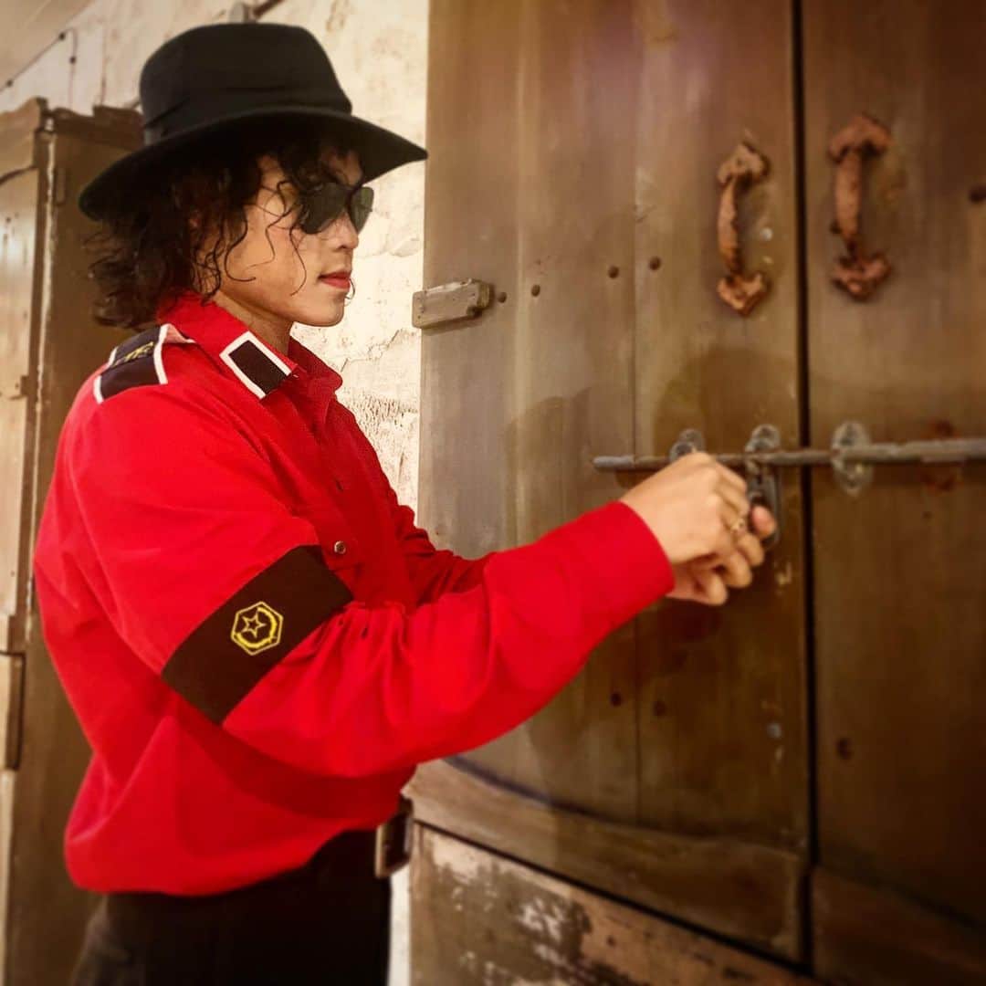 michaeljackton.officialのインスタグラム：「Let's open the door to a new year! . #michaeljackton #moonwalker #mj #kingofpop #neverland #newyear #2021 #michaeljackson」