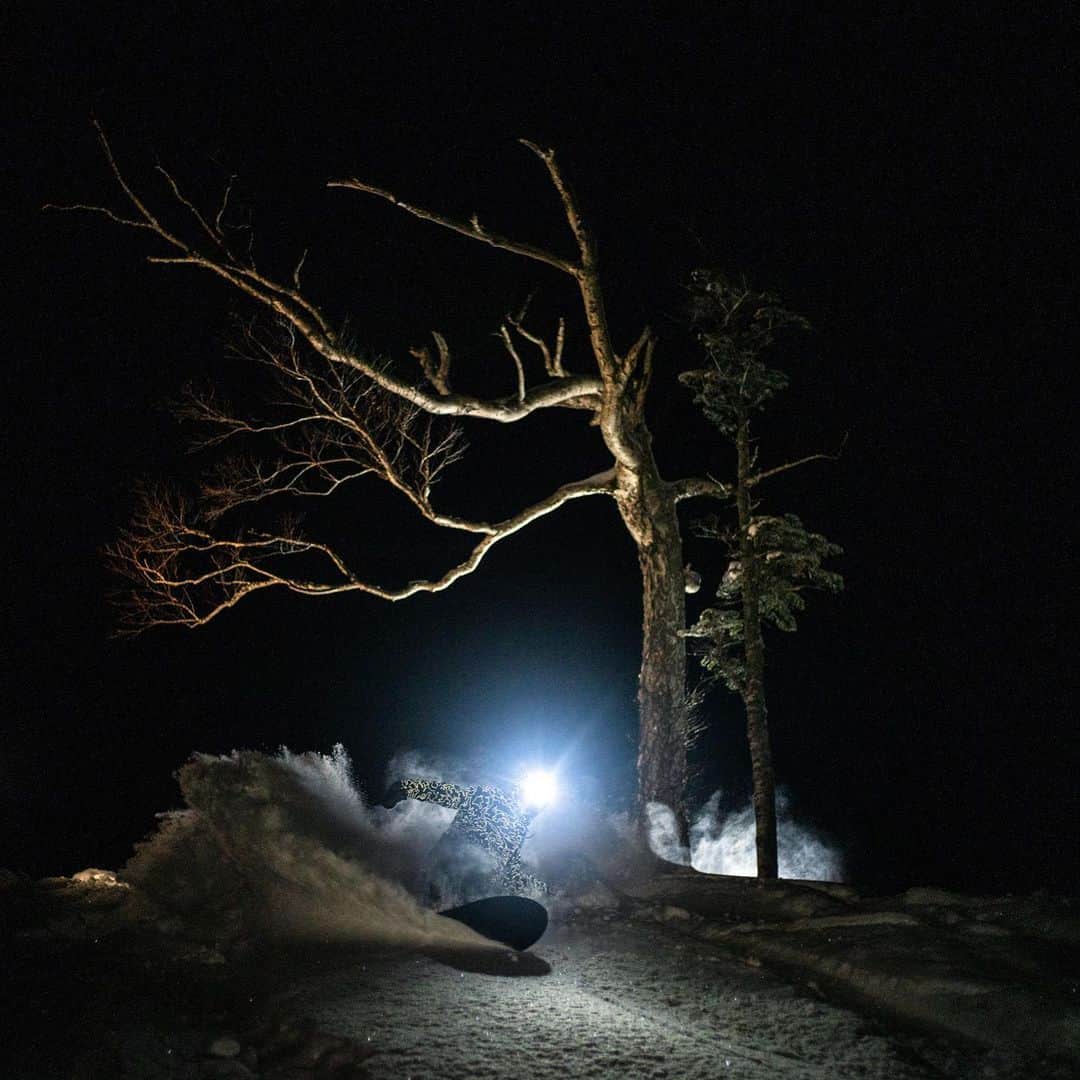クリス・バーカードのインスタグラム：「Under a cold Japanese moon on the last night filming ‘INAKA’ we setup under my favorite tree on the mountain In hopes of making the most of a full moon and near windless conditions. After 10 days we had, for the most part, shot everything we needed to shoot for this film & catalogue. It was time to experiment with a hodgepodge of headlamps & small strobes we brought. We had no idea what we were doing but I think that was the point, remembering how to make work be all about fun again. @wolfgangnyvelt night riding for @billabong A/DIV」
