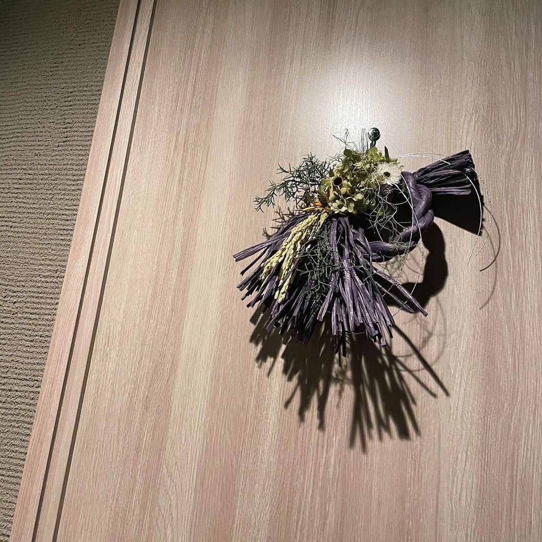 sayocoのインスタグラム：「我が家に素敵な一点物のお正月飾りが🎍💜 1枚目は夜で、2枚目は日中🌞 良い年を迎えられますように😌🙏 #お正月飾り #しめ縄飾り」