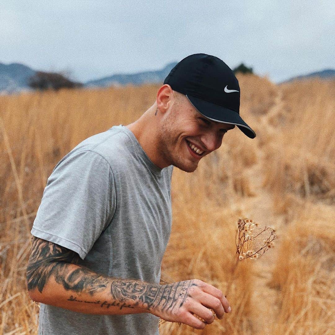 ブランドン・シェイアのインスタグラム：「Oh he's finally cheesin 😁 if you are reading this please go to my previous post on IG & give it a little love. Happy end of 2020 everyone. May 2021 bring truth & guidance for us all. I’ll have lots of music for y’all too 😋」