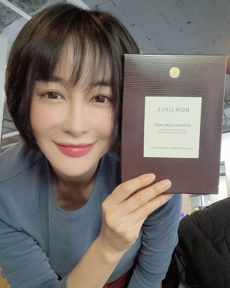 キム・ヘウンさんのインスタグラム写真 - (キム・ヘウンInstagram)「잘지내시나요? 오늘 날씨 넘 춥죠?저는 파카 두개입었어요.ㅎㅎ 쑥스럽지만 제가 오리엔탈 스킨케어 브랜드 본결의 모델이 됐어요. 애경에서 만든 프리미엄브랜드인데 선물드릴 좋은 기회인거같아서요.^^ 요즘같이 피부가 건조해지고 칙칙해질때 수분감이 차오르면서 은은한 순백의 빛을 느껴 보실수있으실 거예요.  써보니 저랑 잘맞고 넘좋아서  함께쓰고 싶어 팔로워분들을 대상으로 이벤트를 진행합니다. 댓글을 남겨주시면 추첨을 통해  50분께! 본결 약쑥 큐어 시트를 선물로 드려요.  본결은 피부본연의 맑은 결을 발견하는 놀라운 경험을 하게 해드릴겁니다.  -경품:본결약쑥 큐어시트 1box (5매) -1월 6일. 당첨자중 50명 개별 DM발표 tip.게시물 리그램하면 당첨 확률 UP!  네이버에서 본결을 검색하시고. CJ 오쇼핑에서 미리주문 하실수 있어요.  #본결 #본결약쑥큐어시트 #쑥쑥마스크팩 #순백마스크팩 #마스크팩추천」12月30日 14時40分 - kimhyeeun11