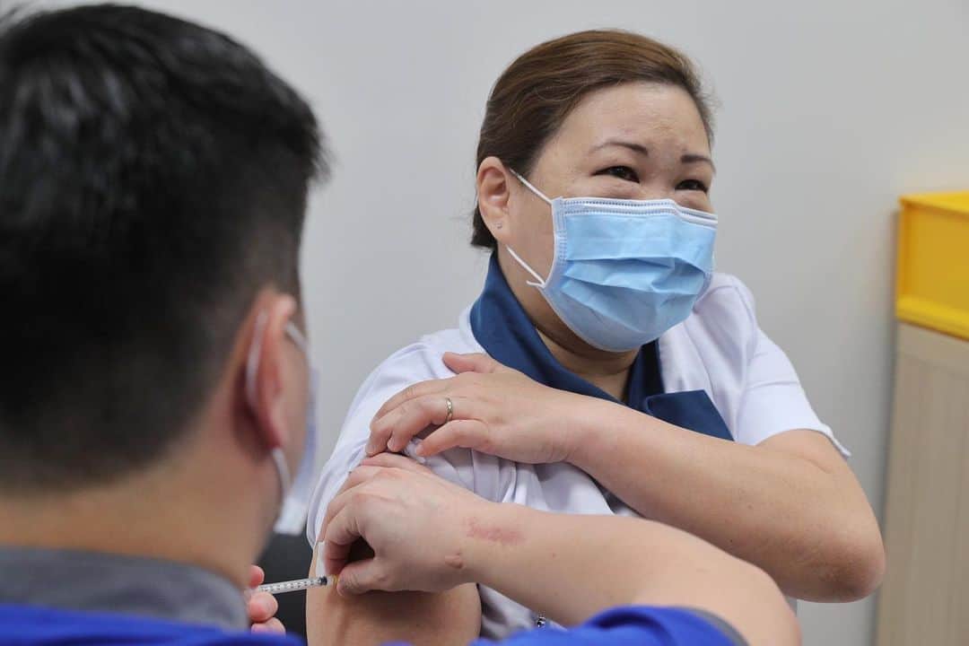 リー・シェンロンのインスタグラム：「Today we began COVID-19 vaccinations, with 30+ healthcare workers at the National Centre for Infectious Diseases. It marks a new chapter in our fight against the pandemic.    In the coming weeks, the vaccine will be rolled out to more healthcare institutions. We will begin vaccinating the elderly from February. Thereafter we will do other Singaporeans and long-term residents who are eligible for vaccination.   The vaccine is key to living in a COVID-19 world, but it will still be some time before this storm will pass. Meanwhile, let’s stay vigilant to keep ourselves and our loved ones healthy and safe. – LHL」