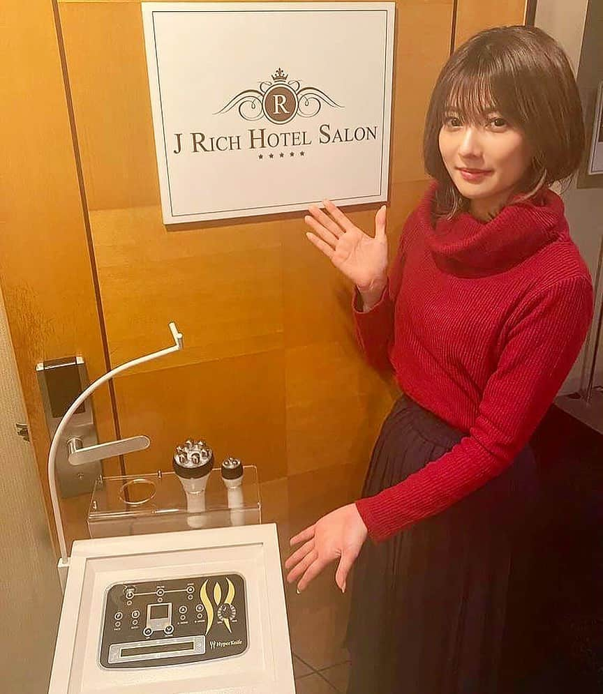 林田雪菜さんのインスタグラム写真 - (林田雪菜Instagram)「身体のメンテナンス💪 今年１年頑張った身体のメンテナンスということで 先日 ホテル日航熊本の8階にあります「J RICH HOTEL SALON」さんに行ってきました🙋‍♀️ @jrhkumamoto_meilli   今話題のハイパーナイフ🙌  痩身のエステって今まであんまり興味なかったんだけど 29歳になり、日頃色々と頑張っていても 落ちにくいところについてしまった脂肪、、、こんなところに脂肪ついてたっけ？？って感じになってくるわけですよ🤔女性あるあるですよね🤔  そして私は凝り固まりすぎて 色んなサロン、マッサージでもなかなかほぐしきれなかった肩こり☠️ 凝りすぎて私肩甲骨が埋まってました笑 そんな肩凝りにもハイパーナイフは効果があると言うことで🥺✨  このハイパーナイフは あたたかい機械を身体に当てるだけでセルライトを溶かしてくれたり、血流がよくなったり、、すごーく奥の方まで熱が届くから今まであんまり効果がなかった😭って人も一度試して欲しい✨  血流良くなったことでびっくりするくらい汗出たし、遠赤外線のマットで身体の芯からぽかぽかになって、終わったあとは 後ろから見た私のウエスト、腰回りもだいぶスッキリ、肩甲骨の姿もうっすら戻ってきました🥺 首〜肩もすごく固かったのが少し柔らかくなって、１回ですごく効果を実感😳✨  1月31日までなら私のインスタを見たと言って予約すると 初めての人限定で私が受けたコース、「ハイパーナイフ60分コース」がなんと 2,200円で受けられます🙆‍♀️✨  予約は @jrhkumamoto_meilli のDMか電話でお願いします♡  #jrichhotelsalon #jrichhotelsalon熊本店 #ジェイリッチホテルサロン #熊本エステ #熊本 #熊本美容 #美容 #エステ #サロン #熊本サロン #ハイパーナイフ #熊本ハイパーナイフ #痩身 #熊本痩身 #痩身エステ #痩身サロン #ホテル日航熊本 #体質改善 #肩こり改善 #デトックス #コロナ太り #楽して痩せる #最高かよ」12月30日 14時43分 - hayashidayukina