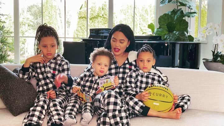 エイヨシャ・カレーのインスタグラム：「We recorded a Christmas Day Game video for @stephencurry30  last week and definitely had to do it like 20 times 😩🤣... CANON JACK!!! 😭😂😅 (the girls faces at the end have me rolling)」