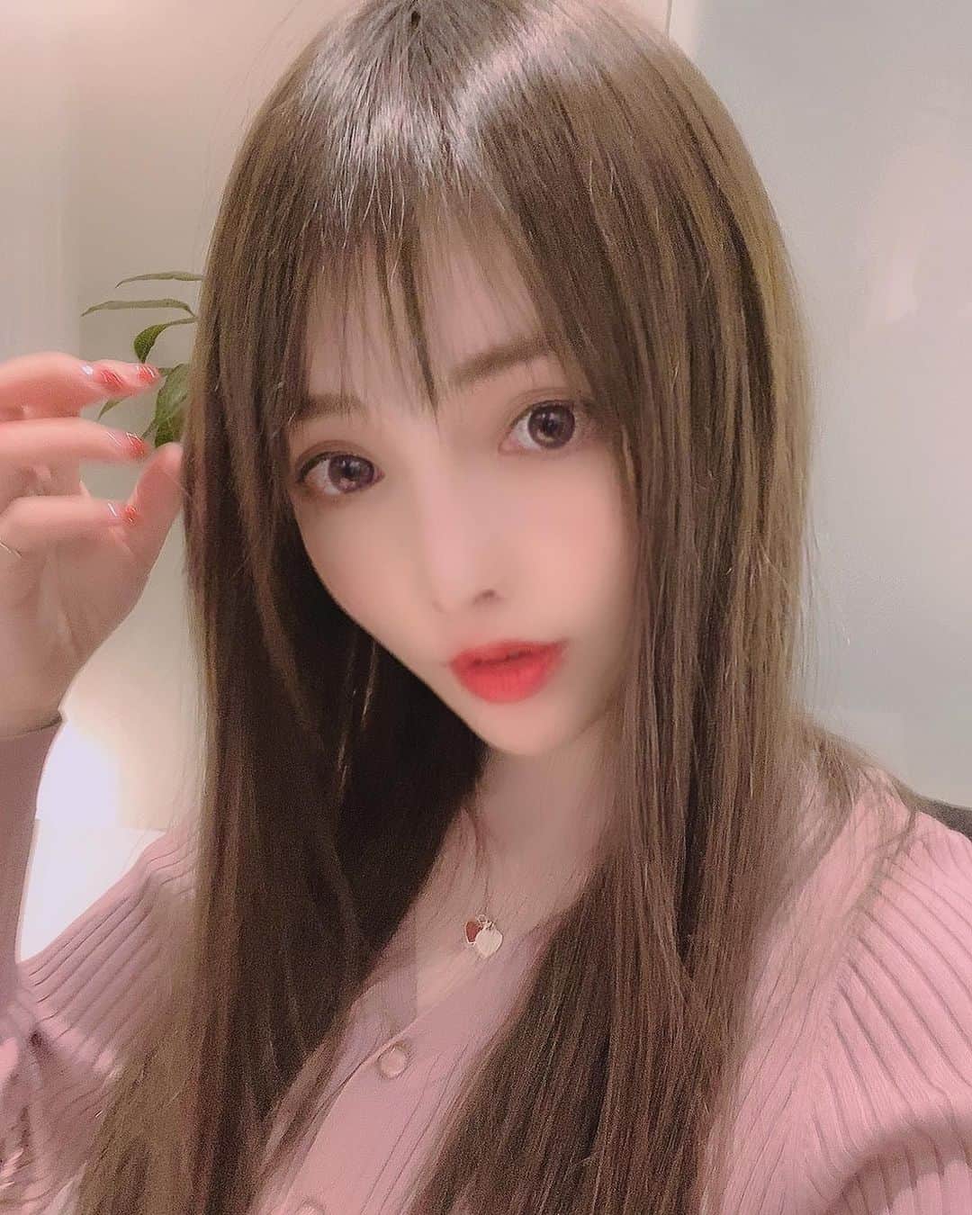 のインスタグラム：「東京中央美容外科池袋東口院のまりこ先生（@drinouemariko）にTCB式小顔美肌再生を施術していただいてから二週間経過しました💓 経過はとっても順調で、お写真撮影もスムーズに✨ ちゃんとアフターケアでしっかり診て下さるので安心です🥺✨ フェイスラインのスッキリさがとても馴染んでナチュラルに輪郭美人🥰 久々会った方にも「あれ？なんか痩せた？」と聞かれました！👀✨ 目にわかる変化だけどとても自然🎀 スタッフさん達も術後の細かな変化を気にかけて下さったり、とっても親切でホッとします😌 小顔のリフトアップ術、本当にやって良かったな〜って私は感じています 😘 #まりこ先生　#リフトアップならTCB東京中央美容外科 #美容整形ならTCB東京中央美容外科 #東京中央美容外科 #美容外科 #池袋東口 #東京中央美容外科池袋東口院 #TCB式小顔美肌再生 #小顔美肌再生 #リフトアップ #PR #beauty #skincare #tcb」