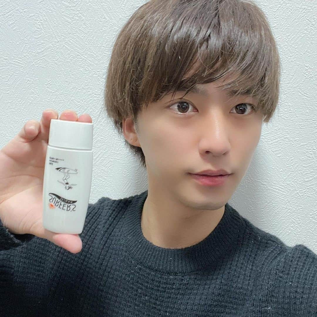 品川翔さんのインスタグラム写真 - (品川翔Instagram)「最近スキンケアを始めてます。 マスクをするようになって、日焼けとか気になっているのでこの時期でも日焼け止め使ってます😊  元々サーファー用に作られた商品だから、水とか汗にも強いし 海にも肌にも優しい紫外線吸収剤不使用のノンケミカル処方👍 自分自身少し敏感肌気味なところもあるから使っていて安心😎  べたつかずサラッとした付け心地だし、 日焼け止め独特のあの匂いもしないし、 石けんだけでオフできて良いです🙏  @surfersdiane  #サーファーズダイアン #日焼け止め #日焼け止めクリーム #ノンケミカル処方 #ノンケミカル日焼け止め #ノンケミカルUV #PR」12月30日 14時50分 - shinagawa_sho_official