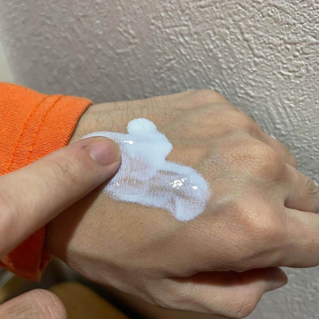 品川翔さんのインスタグラム写真 - (品川翔Instagram)「最近スキンケアを始めてます。 マスクをするようになって、日焼けとか気になっているのでこの時期でも日焼け止め使ってます😊  元々サーファー用に作られた商品だから、水とか汗にも強いし 海にも肌にも優しい紫外線吸収剤不使用のノンケミカル処方👍 自分自身少し敏感肌気味なところもあるから使っていて安心😎  べたつかずサラッとした付け心地だし、 日焼け止め独特のあの匂いもしないし、 石けんだけでオフできて良いです🙏  @surfersdiane  #サーファーズダイアン #日焼け止め #日焼け止めクリーム #ノンケミカル処方 #ノンケミカル日焼け止め #ノンケミカルUV #PR」12月30日 14時50分 - shinagawa_sho_official
