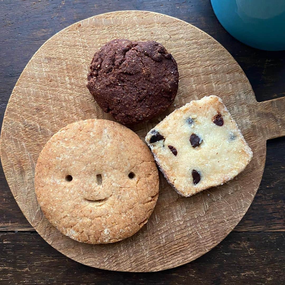 Rocoのインスタグラム：「12.30 息子のおやつ🍪ココア付き。  #rocoおやつ#ごはんのようなクッキーとビスケットの本#uneclefのパン」