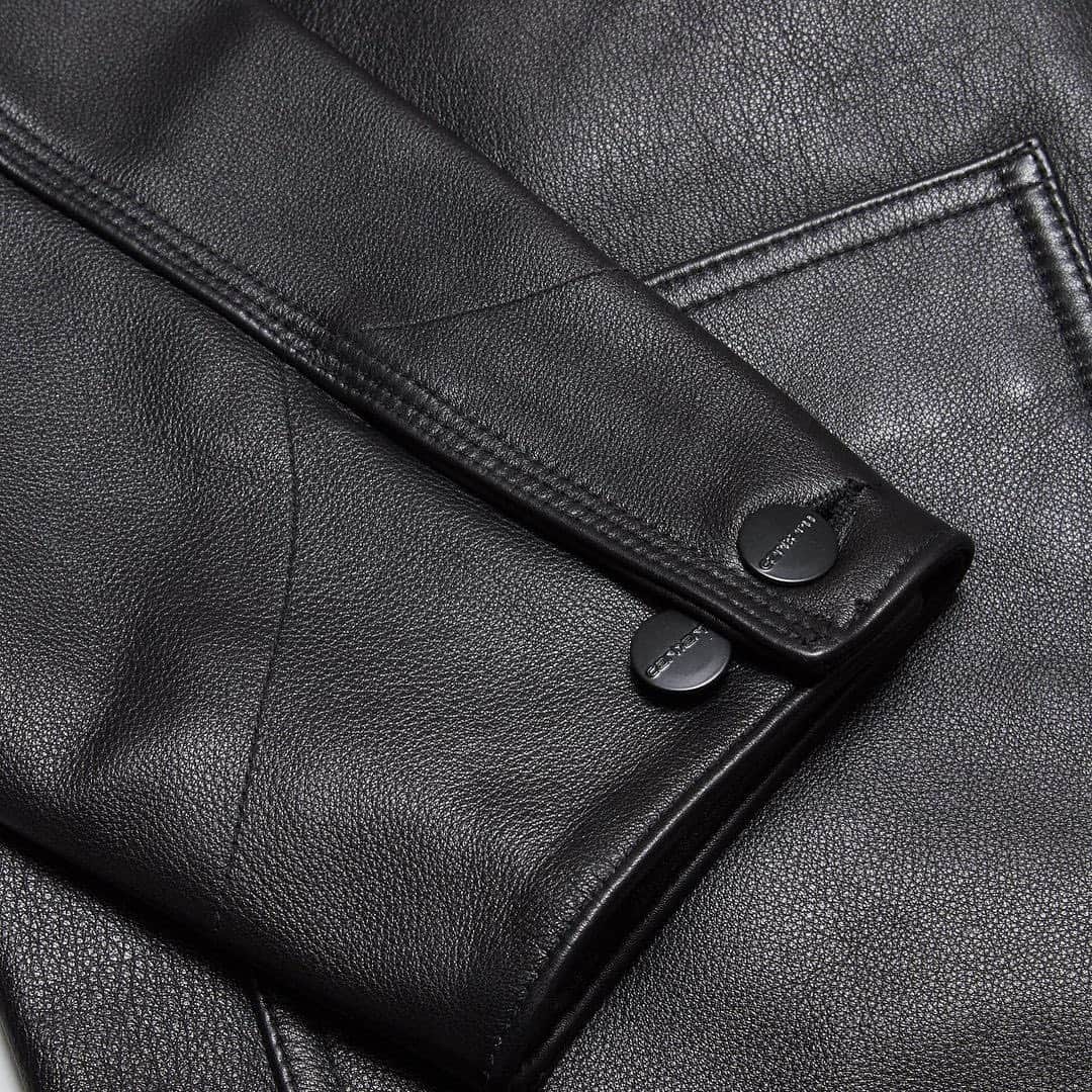 HYPEBEASTさんのインスタグラム写真 - (HYPEBEASTInstagram)「@hypebeaststyle: @carharttwip_jp is celebrating its customers’ ongoing support with one special drop: a bespoke iteration of the brand’s signature chore coat. Elevating the workwear favorite with black cowhide, the piece features a quartet of pockets and branded snap button closure at the placket and arm holes. The jacket’s left-hand chest pocket also boasts a leather rendition of Carhartt’s logo tag. Expect the limited-edition item to drop on @carharttwip’s website and at Japanese flagships on January 2 for approximately $610 USD.⁠⠀ Photo: Carhartt WIP」12月30日 14時57分 - hypebeast
