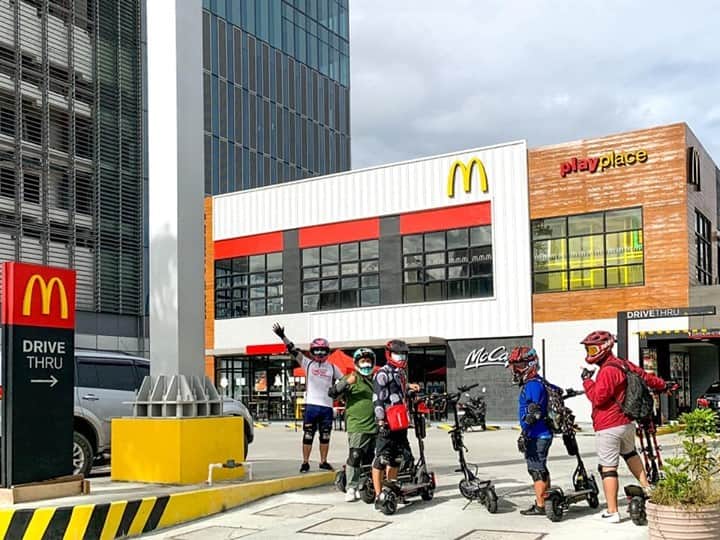 McDonald's Philippinesのインスタグラム：「We’d like to thank everyone for riding thru this year! Always remember, all wheels are welcome dito sa McDonald’s Ride-Thru! Kita-Kits!  Photo by Leo Ceasar from Facebook」