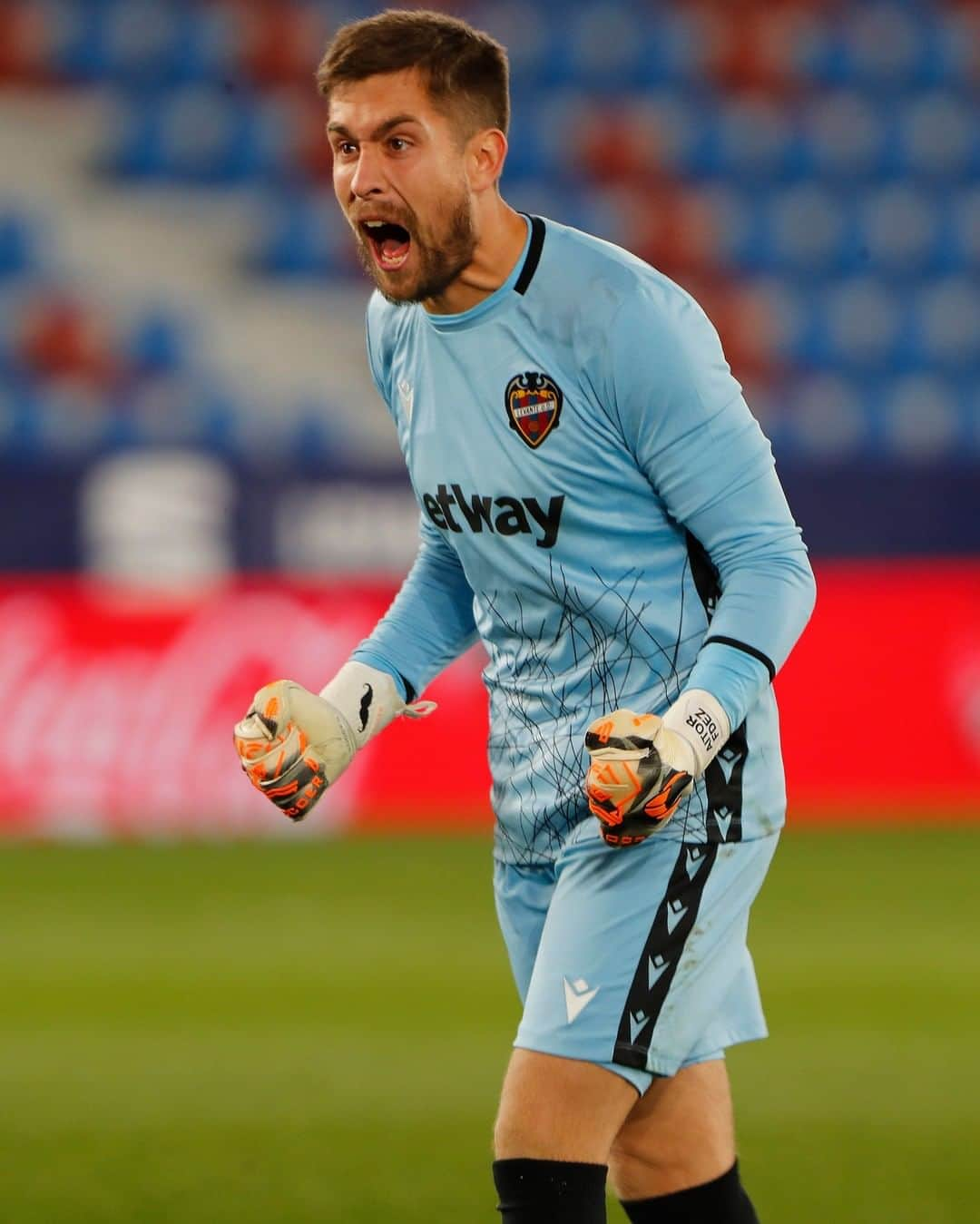 LFPさんのインスタグラム写真 - (LFPInstagram)「Pure EMOTION! 🔥 💫 • ¡EMOCIÓN pura! 🔥 🧤 • #Aitor #Levante #LaLiga #LaLigaSantander #Football #2020apatadas #kickout2020」12月30日 15時00分 - laliga