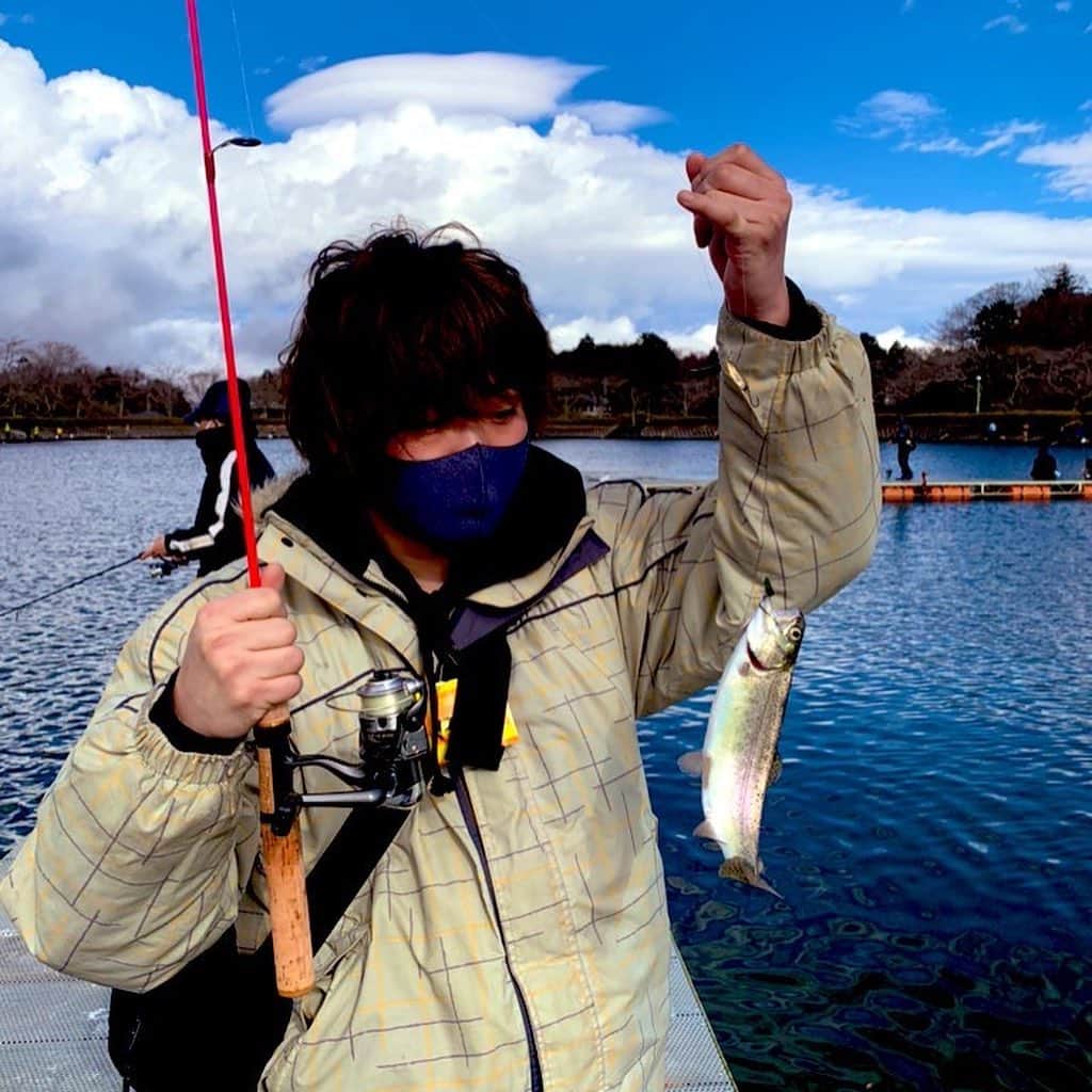 井上緑のインスタグラム：「#釣りに行ってきました #ニジマス #富士山 #ご立派！」