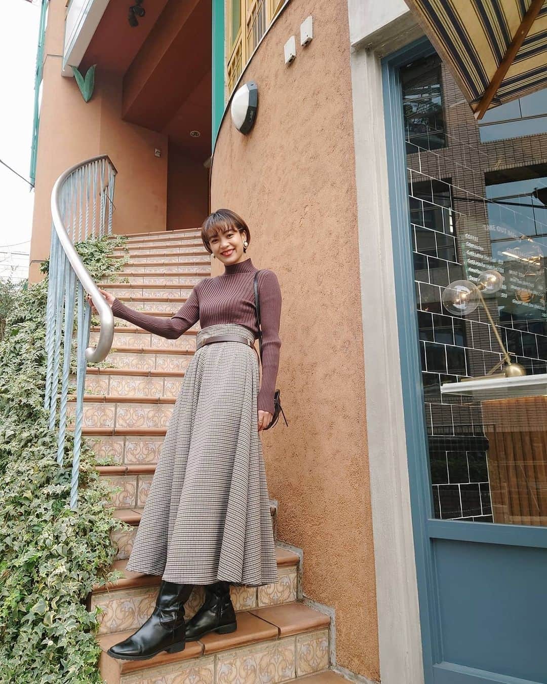 平アスカのインスタグラム：「ＯＯＴＤ. やっと届いた @foufou_ha_fukuyasan　のchidoriスカート。 しっかり重くて階段登り辛いけどかわいいが勝つ。 @rosebud_official_ のロングブーツはヘビロテしすぎかしら🥺 #foufou #outfit #ootd #moussy #rosebud」