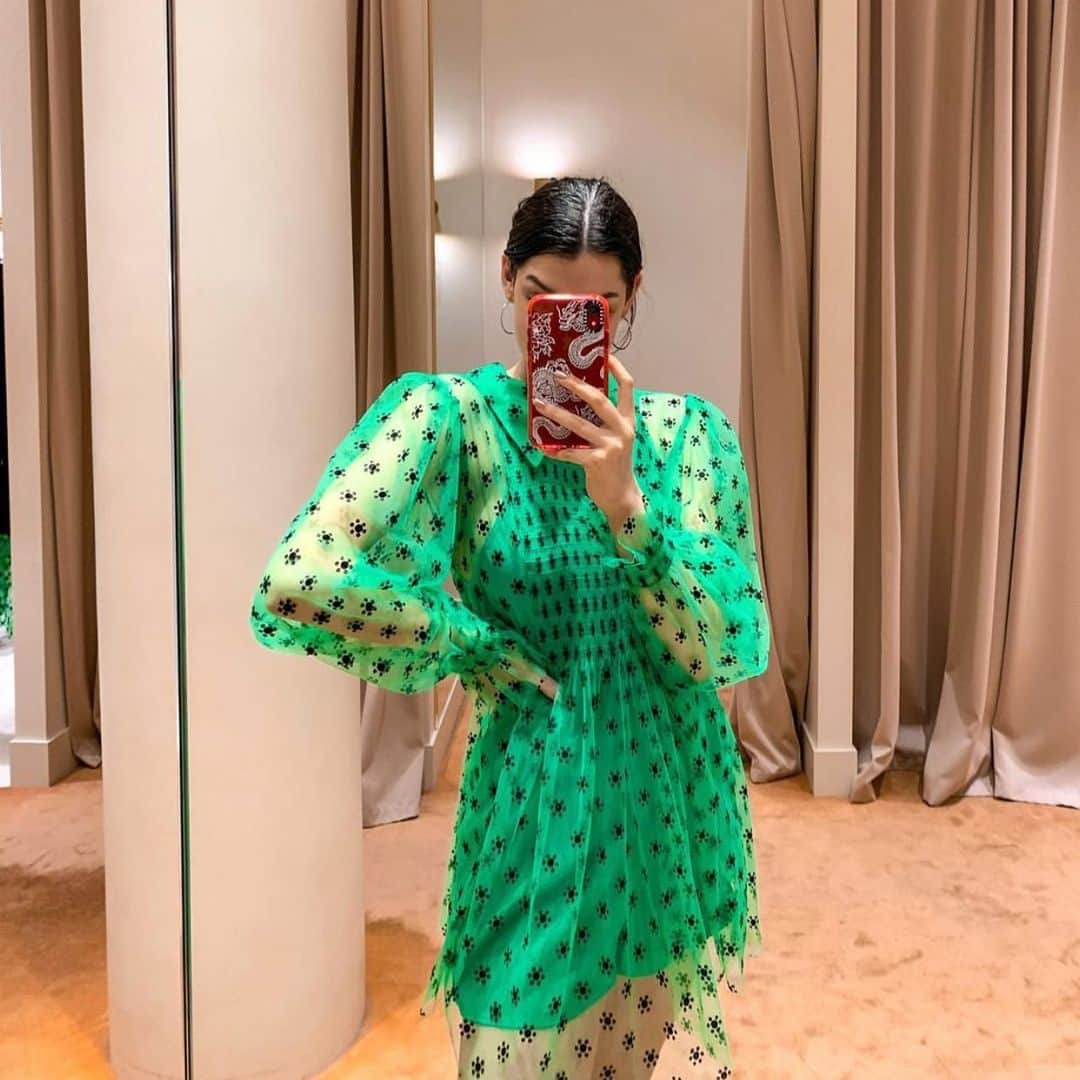 アリスマッコールのインスタグラム：「💚 alice girl Jade wears the Stardust Mini Dress #aliceMcCALL」