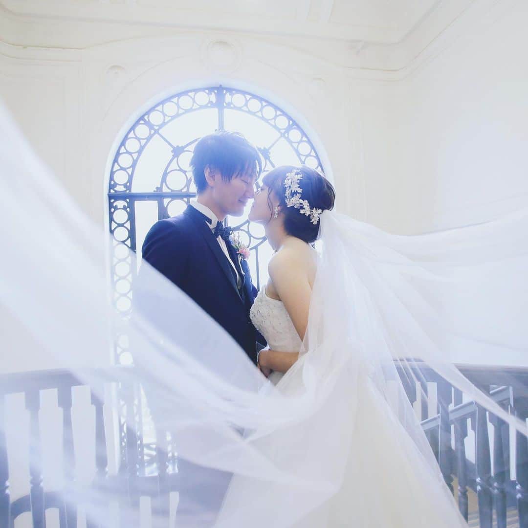 CLAIREのインスタグラム：「ベールはドラマティックを演出してくれる、マストアイテムです✨ ・ @claire_minatomirai  @clairebridalstudio」