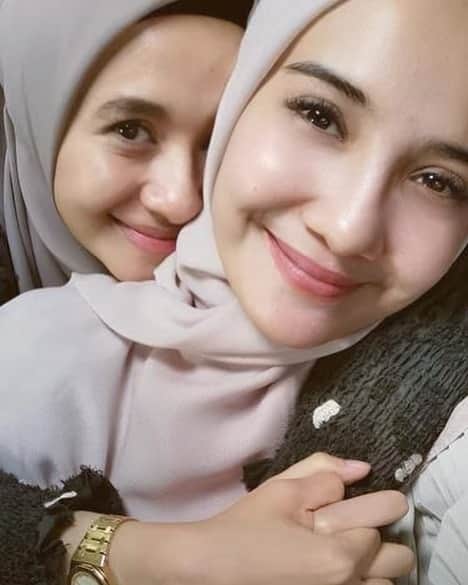 Zaskia Sungkarのインスタグラム：「Cubidappp xzhshsuuaka 🐛 sahabat ada yg datang dan pergi , yang bertahan yg ikhlas sayang dari hati , 2020 banyak bgt momen up and down buat aku .. di semua momen sedih sampe seneng dia selalu ada buat aku. Makasih cubidap 🐛 sampe waktu awal hamil dia nemenin tiap minggu biar ak betah dirumah .  sangking seringnya ketemu kita gak pernah foto 🤣 yg penting memory di hati ya zheyenk gak bisa ilang. ILY」