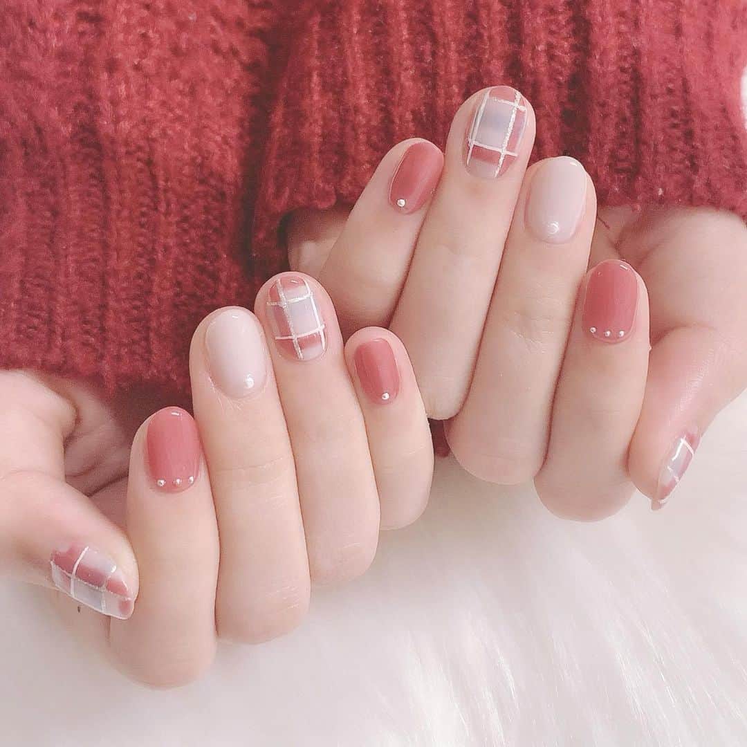 愛内みさのインスタグラム：「🧶 checknail⋈ きゅんとする女の子カラー♡* ・ #チェックネイル #冬ネイル  #表参道ネイル」