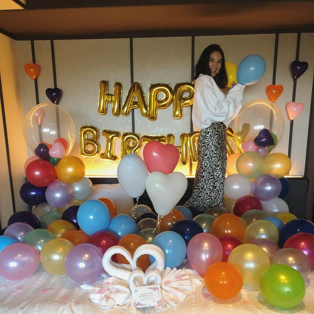 テイラー鈴木のインスタグラム：「26歳になりました🎈 みんなさんたくさんのお祝いメッセージありがとうございます。 大好きな人がここまでしてくれて私はとても幸せです 26歳という年が素敵な1年になりそうな気がします😭🙏🏻❤️ #26   Thank you all for the birthday messages! 26 was just another year to me, however, starting it with surprise trips and celebrations with the people I love makes me think this year will turn out to be a good one 😌❤️」