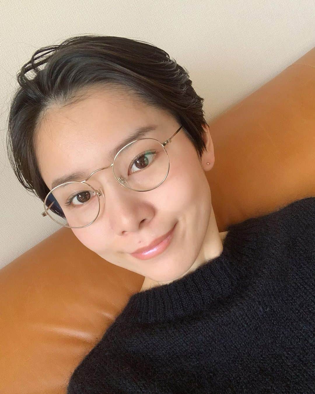 森なな子のインスタグラム：「さっきのリップはピンクに重ね塗りしてます💄 マスクしてるし誰も見てないけど、付けてたらテンションは保てるかなって。 #お気に入り #rmk 久々の #伊達眼鏡」