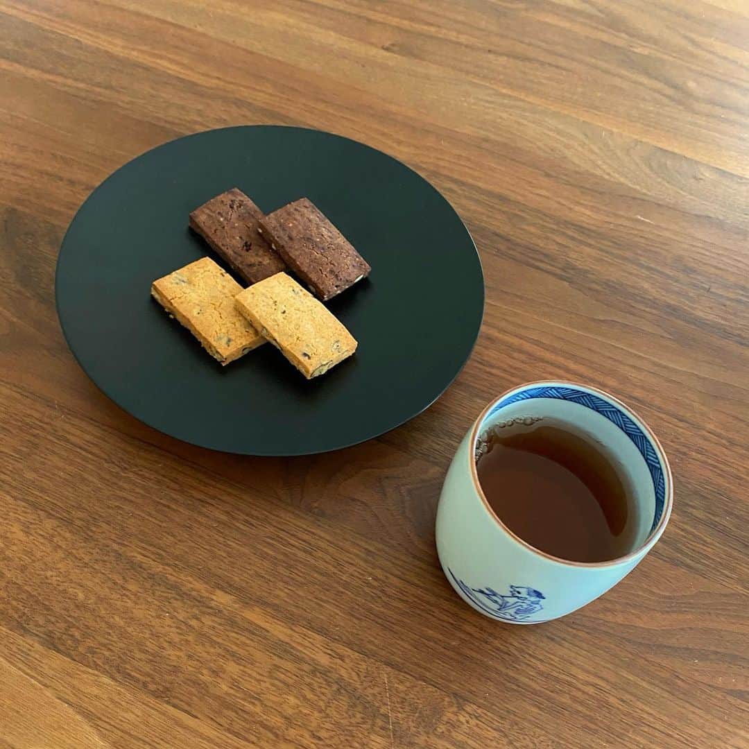 渡辺佳子さんのインスタグラム写真 - (渡辺佳子Instagram)「今日のおやつは、ババグーリの米粉のクッキーと番茶。  乳製品不使用なので家族で食べられる嬉しいおやつ。  #パッケージも可愛い☺️ #今日のおやつ #ババグーリ #米粉のクッキー #番茶 #乳製品アレルギー」12月30日 15時27分 - yoshicowatanabe